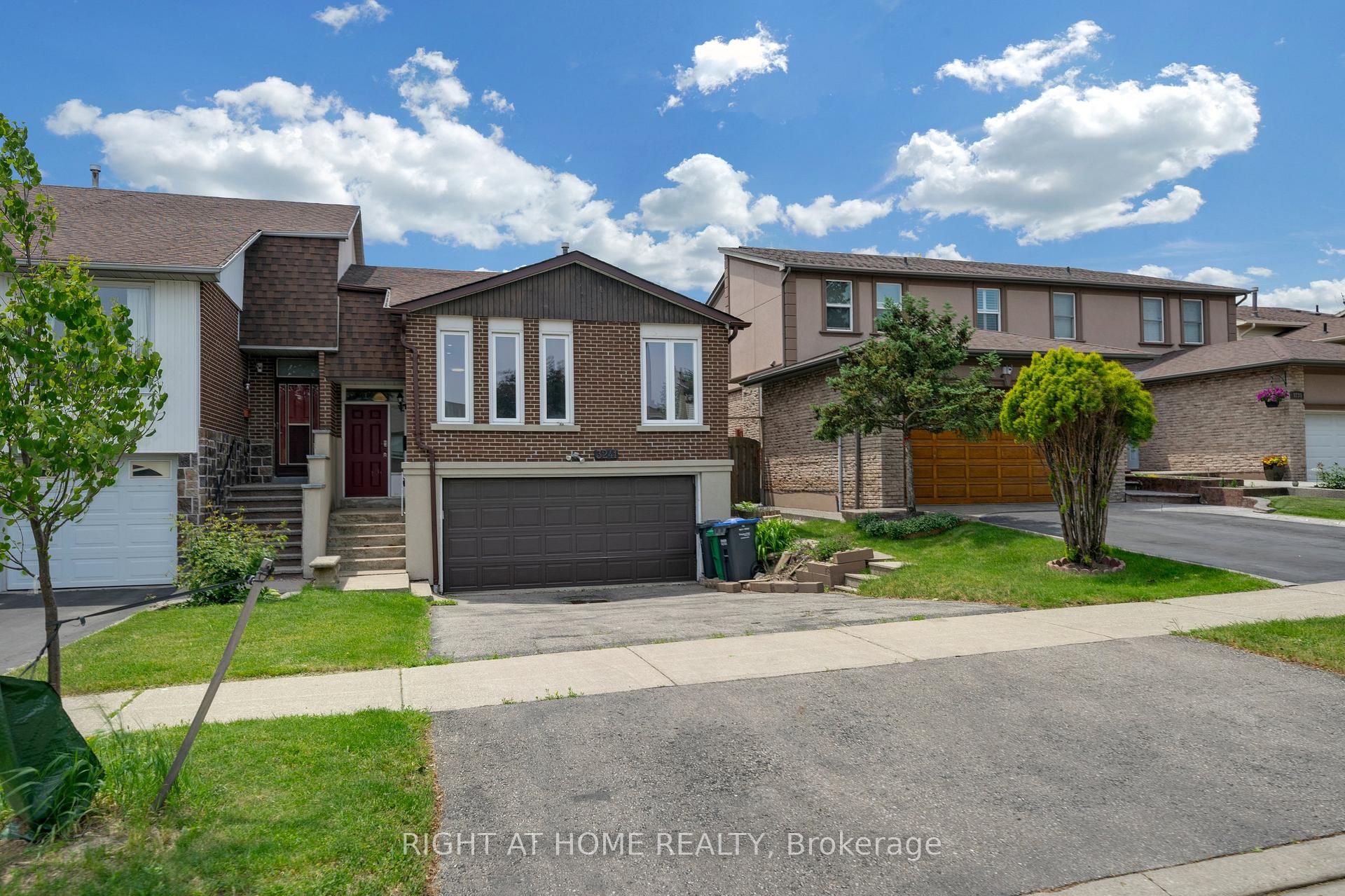Photo 3 of 3241 Mccarthy Court, Mississauga, Applewood — HOMEH
