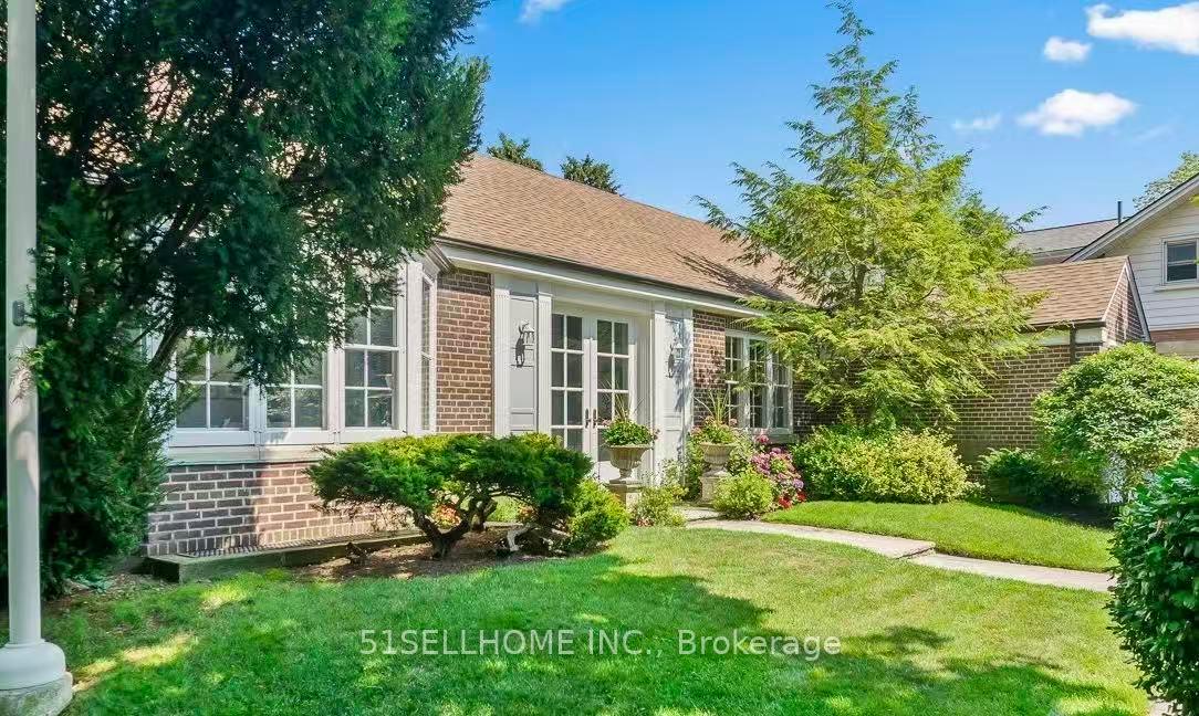 Photo of 2583 Lake Shore Boulevard W