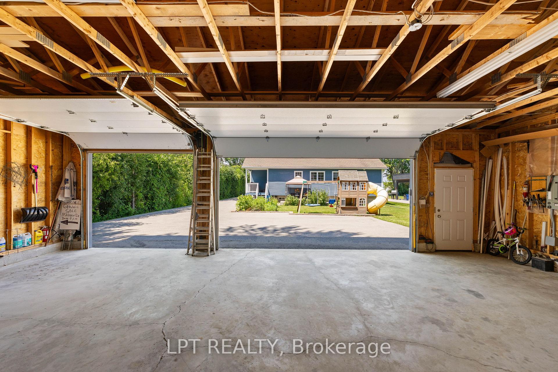 Photo 12 of 173 Lake Drive E, Georgina, Historic Lakeshore Communities — HOMEH