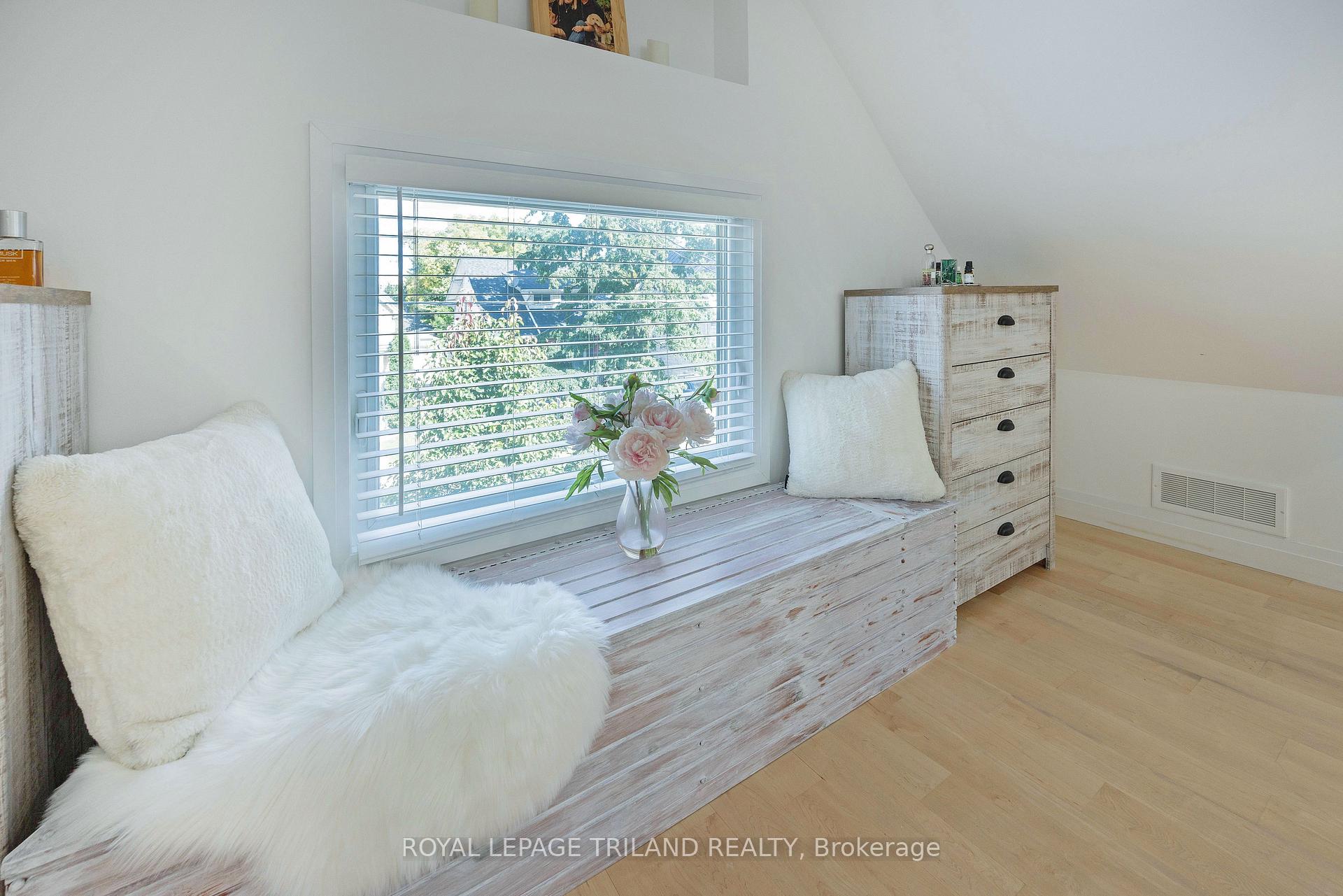 Photo 25 of 349 Emery Street E, London, South G — HOMEH