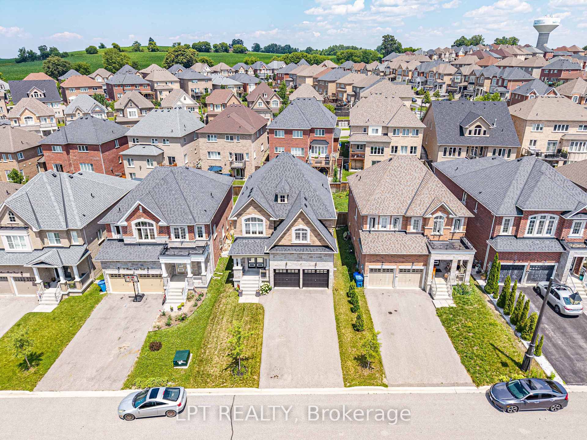 Photo 2 of 20 Manor Forest Road, East Gwillimbury, Mt Albert — HOMEH