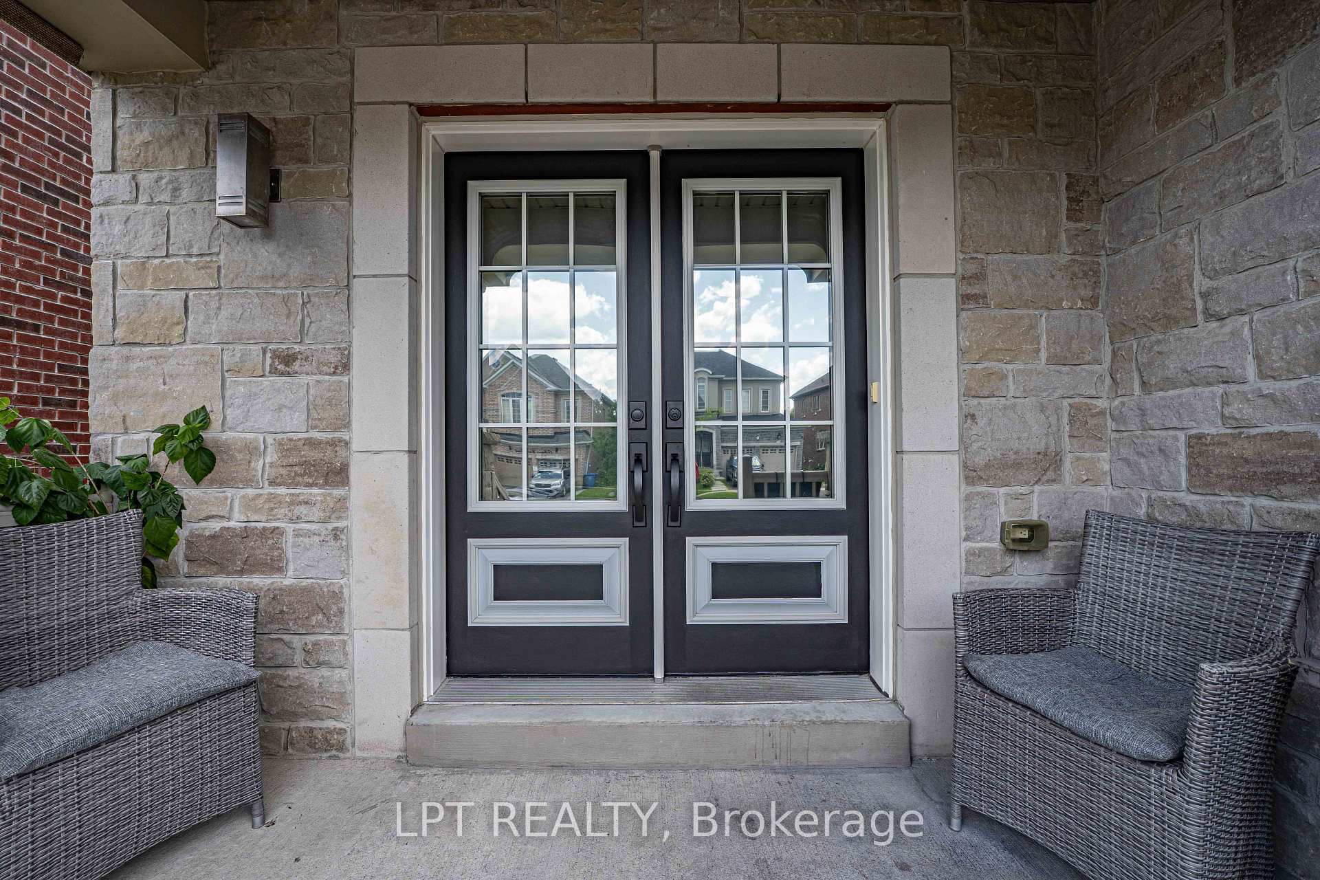 Photo 11 of 20 Manor Forest Road, East Gwillimbury, Mt Albert — HOMEH