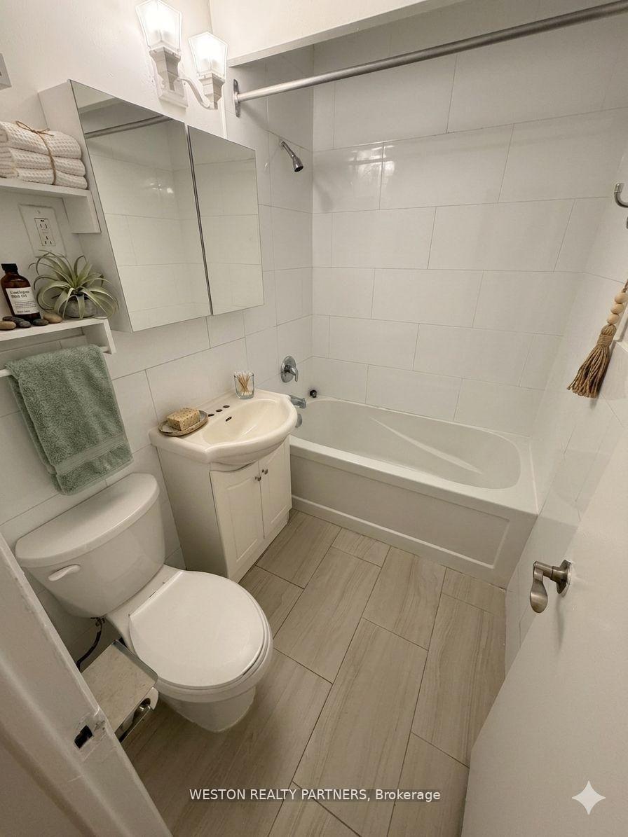 Photo 5 of Unit 709, 88 Wellesley Street E, Toronto, Church-Yonge Corridor — HOMEH