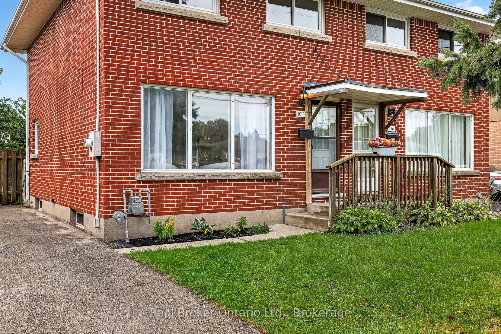 Photo 3 of 1012 Warwick Street, Woodstock, Woodstock - North — HOMEH
