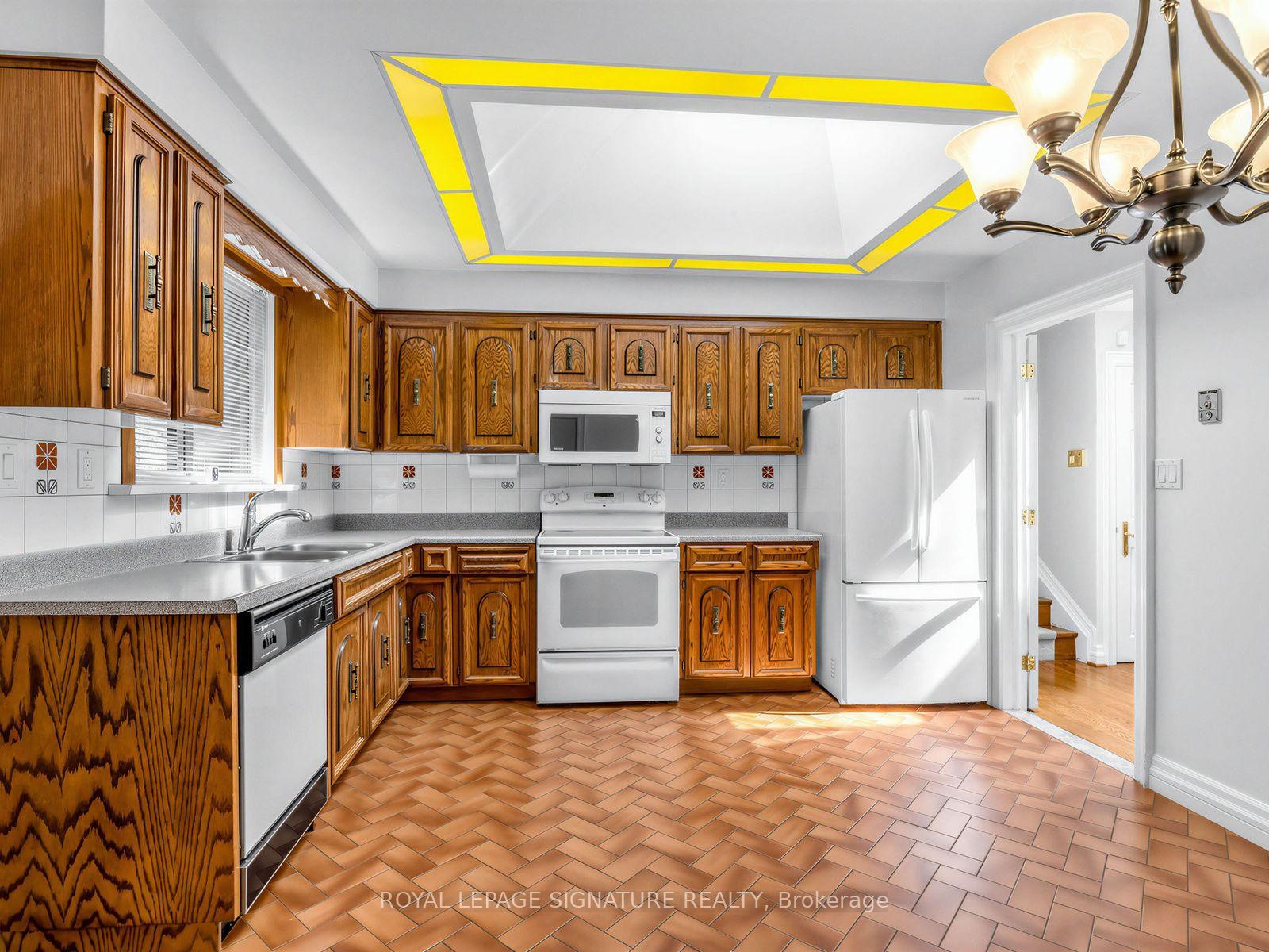 Photo 14 of 39 Buxton Road, North York, Downsview-Roding-CFB — HOMEH