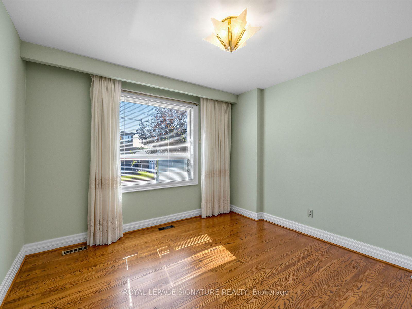 Photo 22 of 39 Buxton Road, North York, Downsview-Roding-CFB — HOMEH