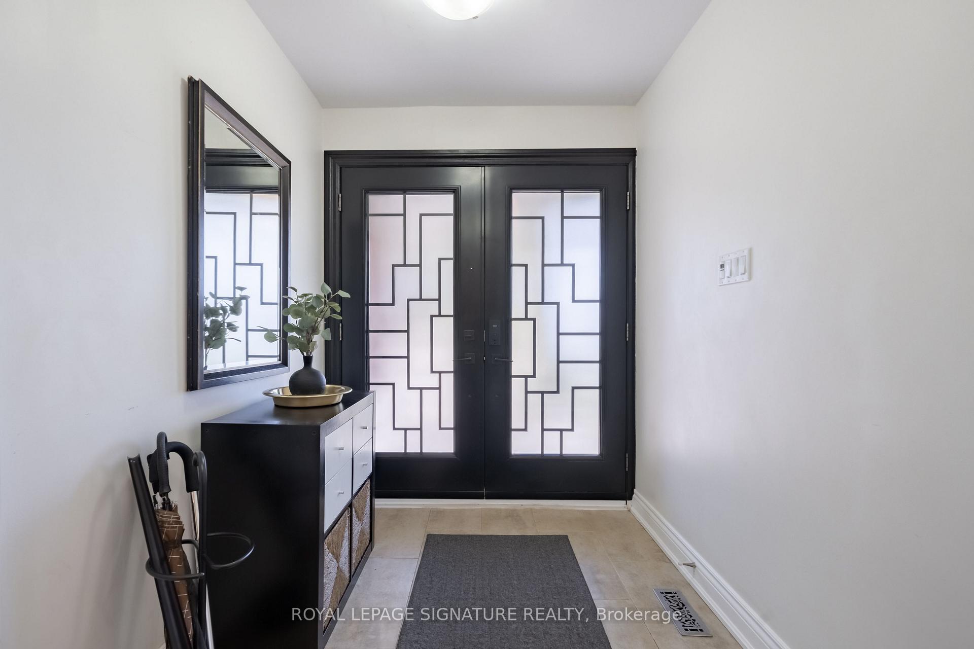 Photo 3 of 3510 Burningelm Crescent, Mississauga, Applewood — HOMEH