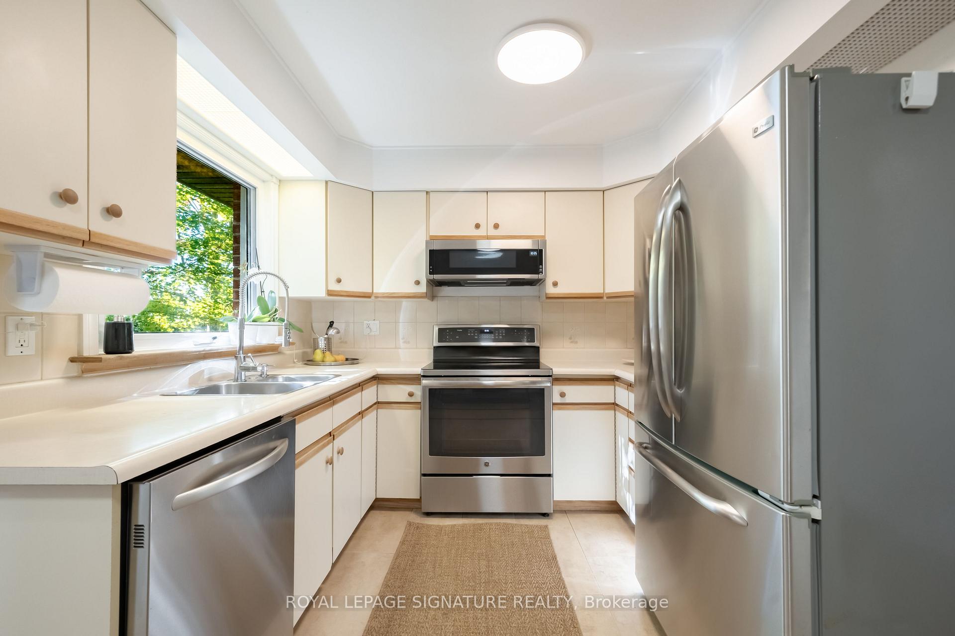 Photo 9 of 3510 Burningelm Crescent, Mississauga, Applewood — HOMEH