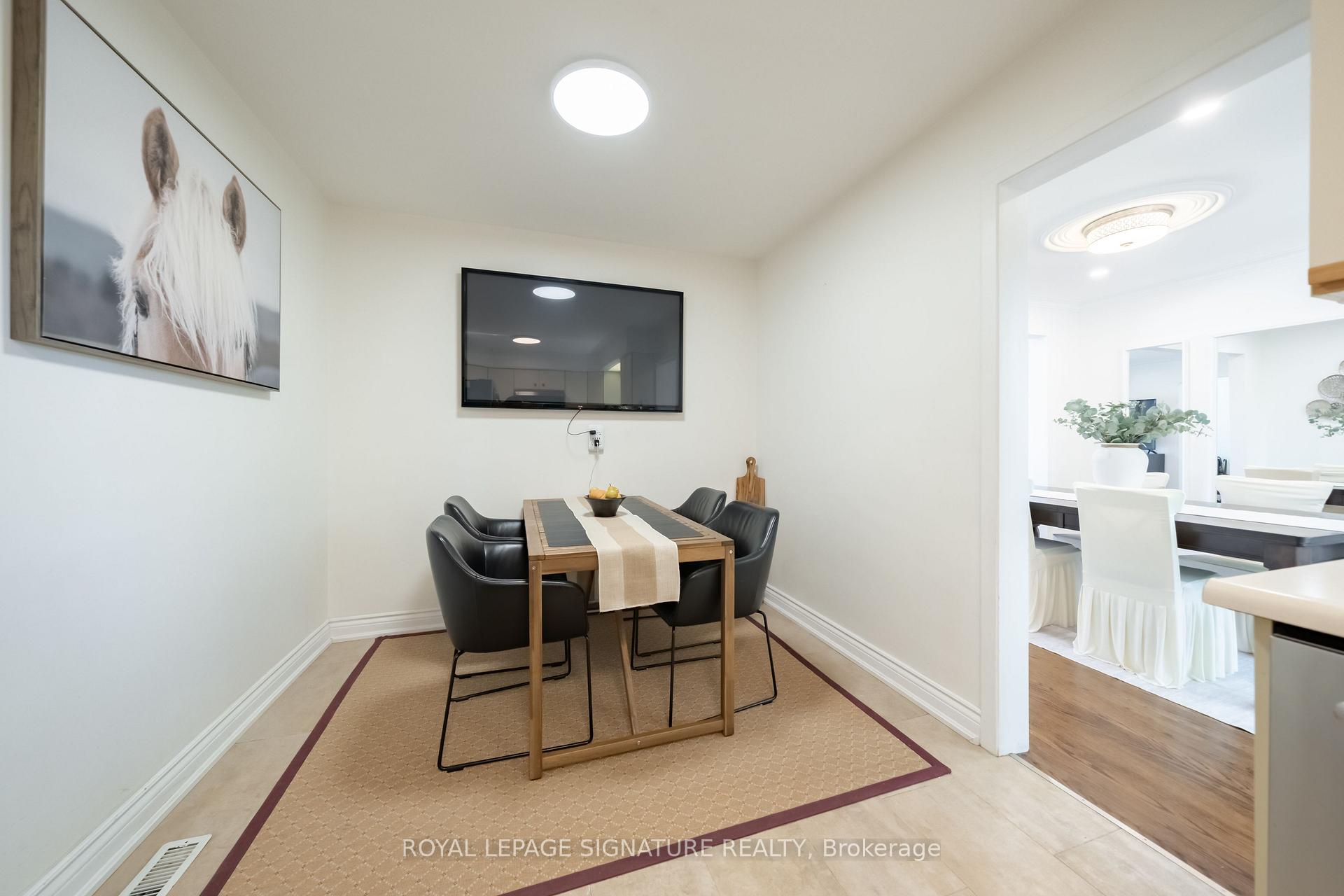 Photo 10 of 3510 Burningelm Crescent, Mississauga, Applewood — HOMEH