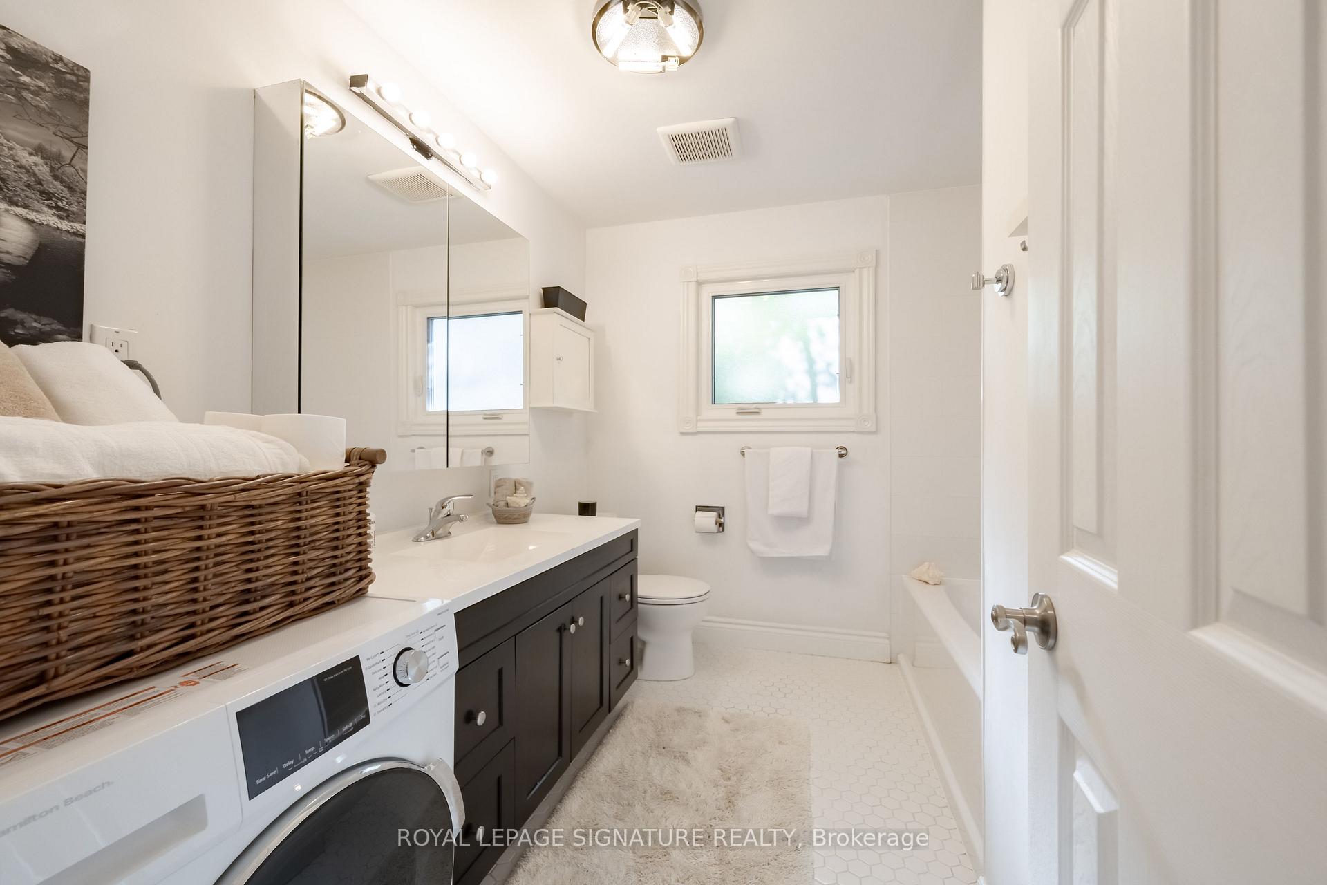Photo 12 of 3510 Burningelm Crescent, Mississauga, Applewood — HOMEH