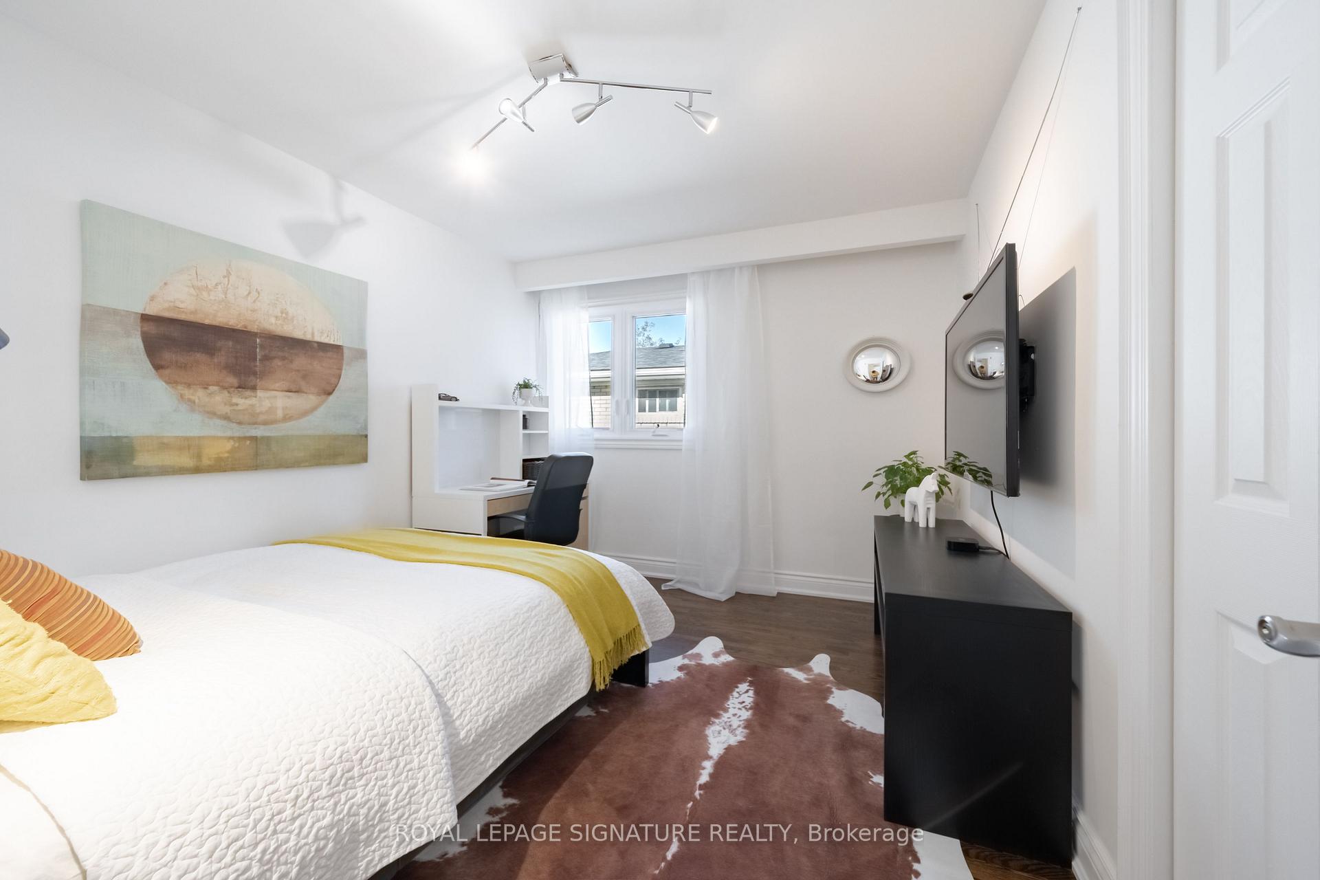Photo 13 of 3510 Burningelm Crescent, Mississauga, Applewood — HOMEH