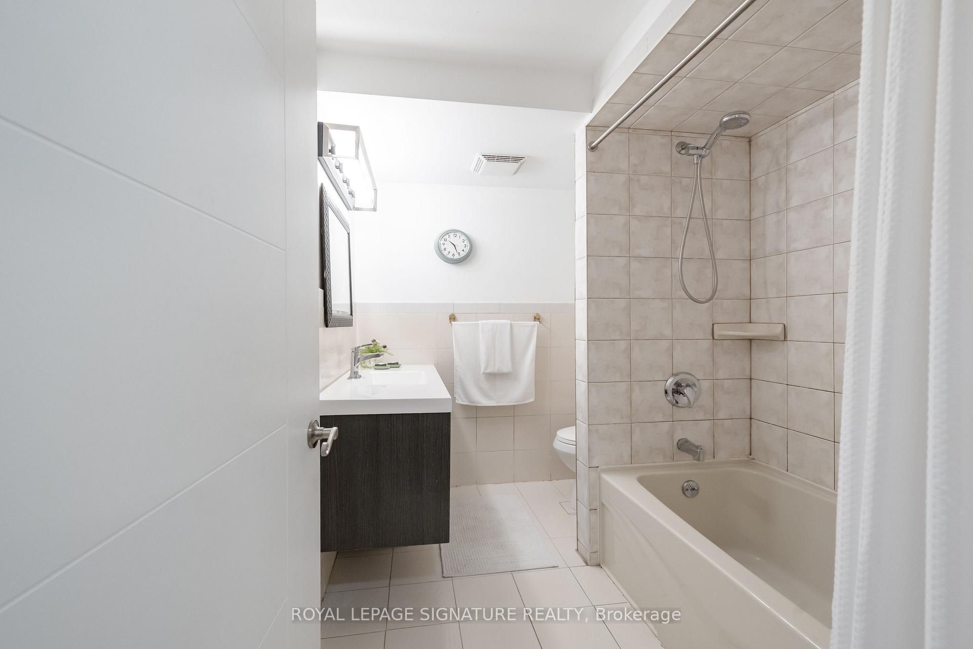 Photo 23 of 3510 Burningelm Crescent, Mississauga, Applewood — HOMEH