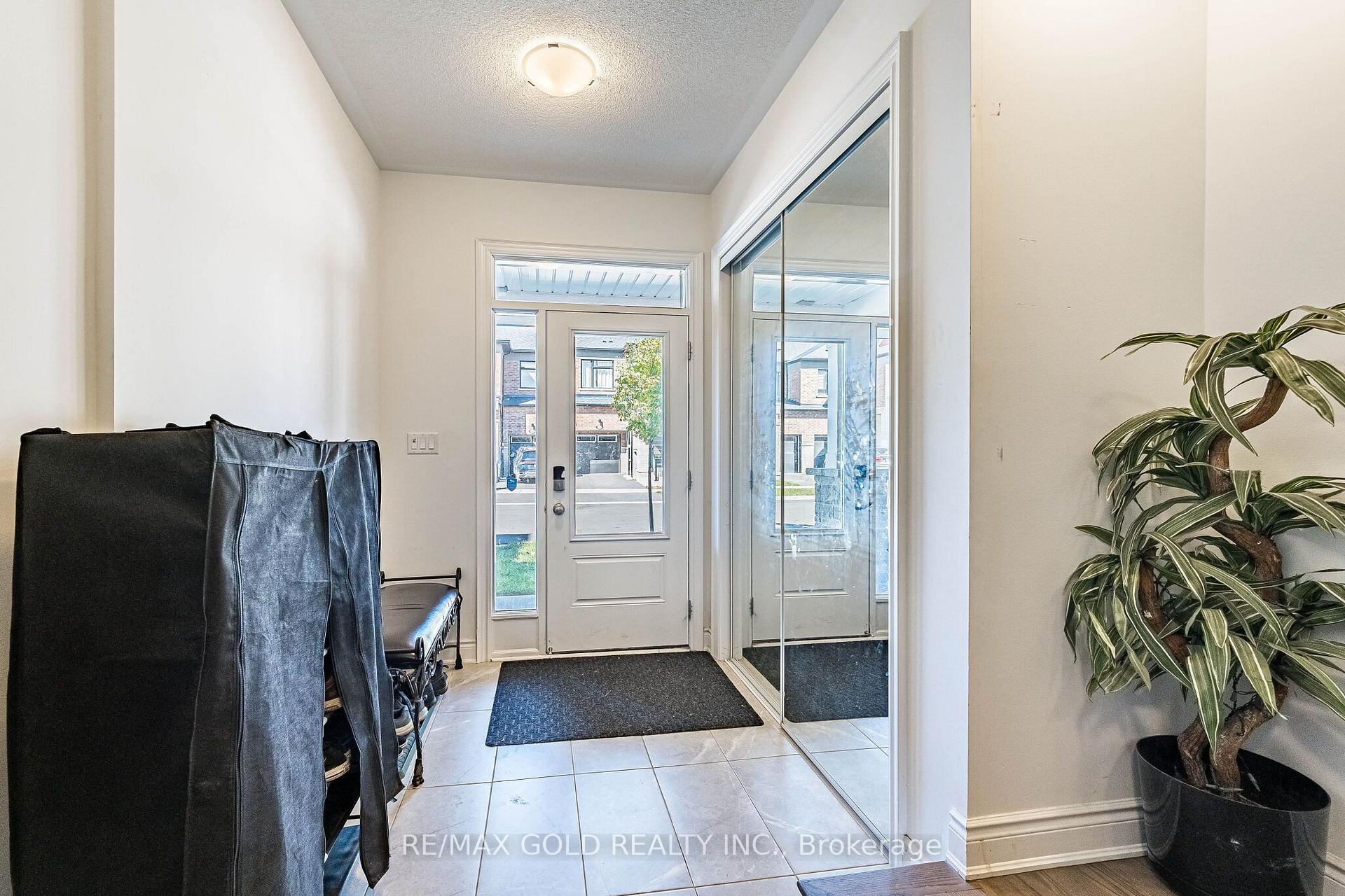 Photo 7 of 13 Keppel Circle, Brampton, Northwest Brampton — HOMEH
