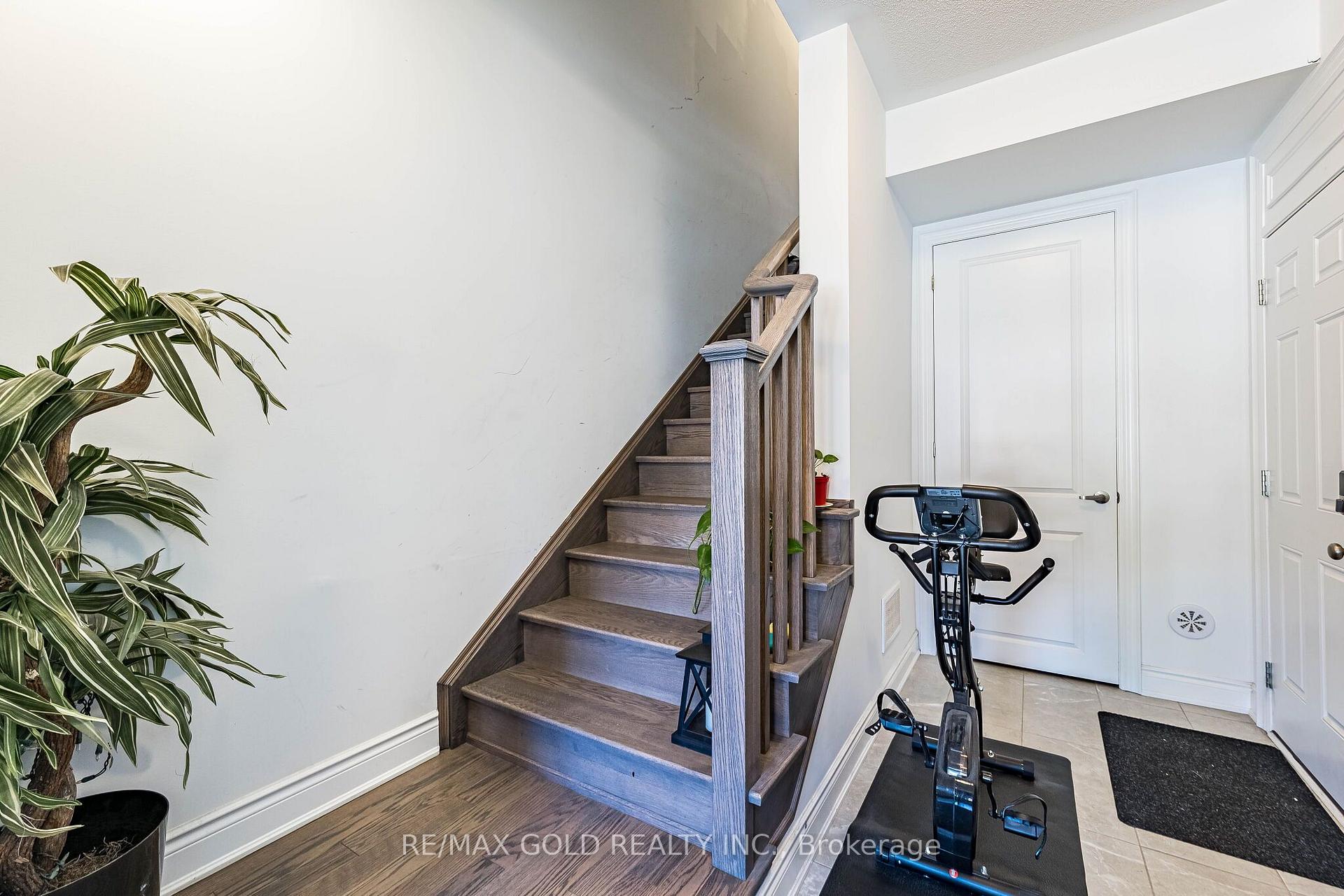 Photo 8 of 13 Keppel Circle, Brampton, Northwest Brampton — HOMEH