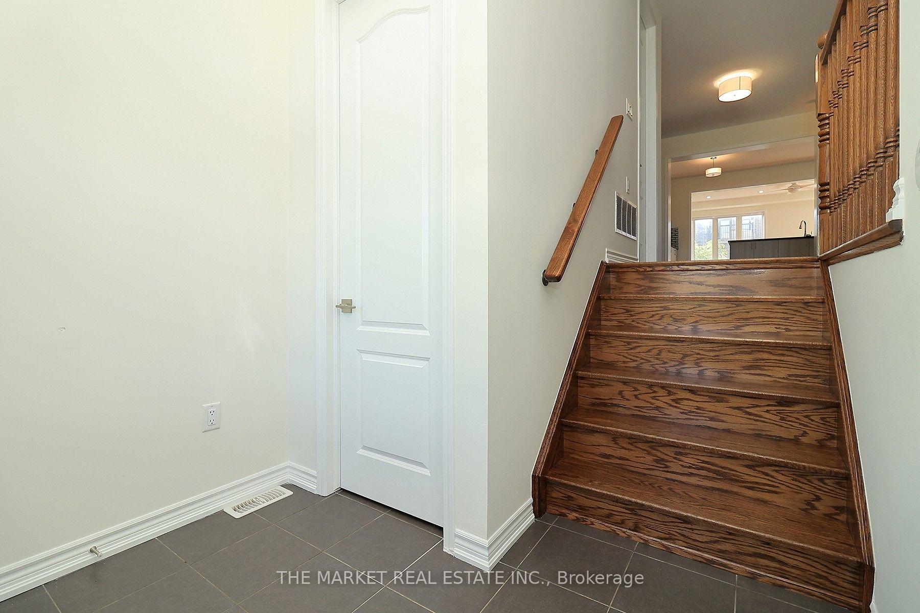Photo 5 of 13 Father Redmond Way, Etobicoke, Alderwood — HOMEH