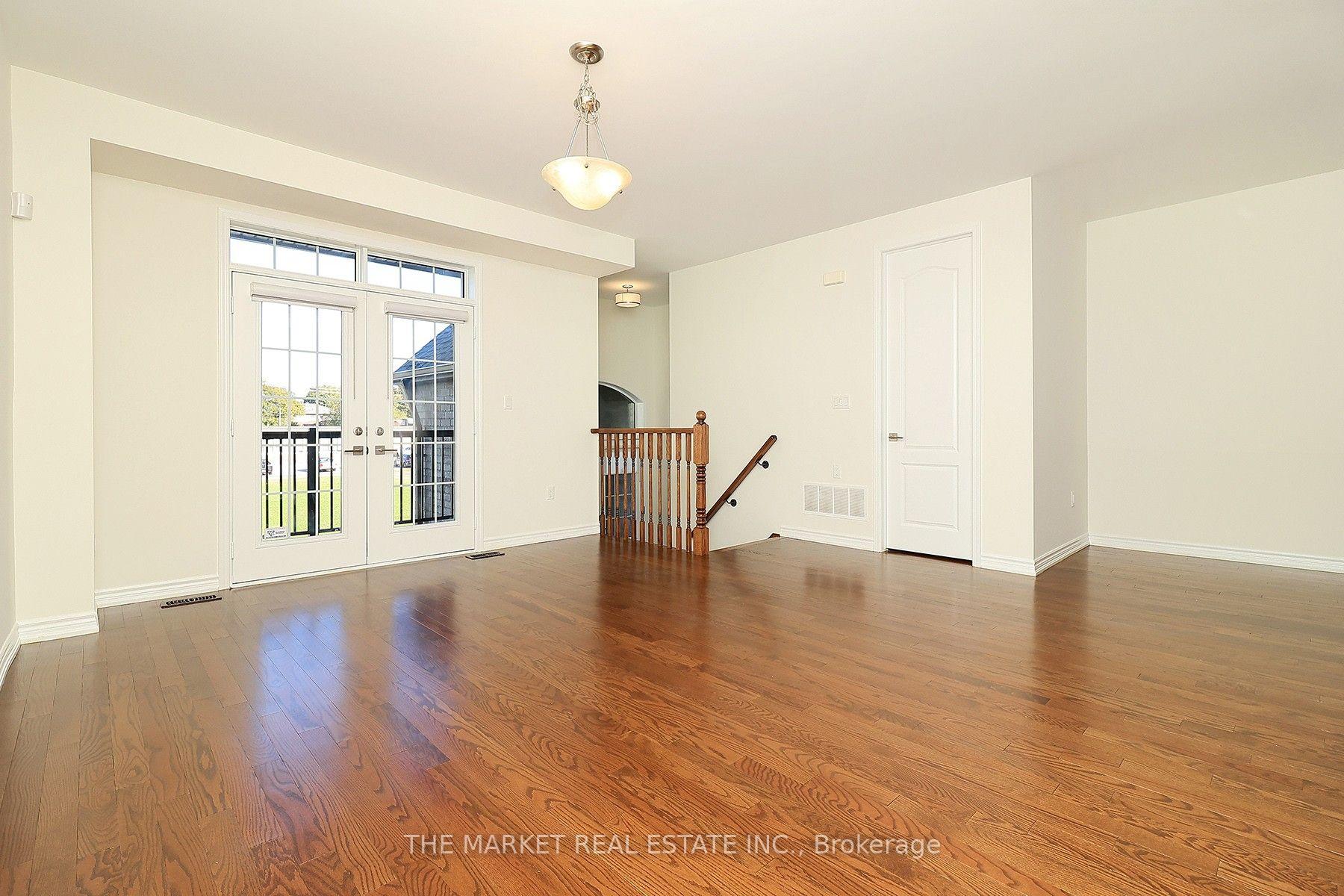 Photo 7 of 13 Father Redmond Way, Etobicoke, Alderwood — HOMEH