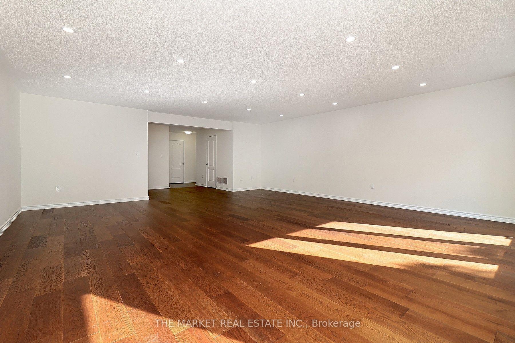 Photo 39 of 13 Father Redmond Way, Etobicoke, Alderwood — HOMEH
