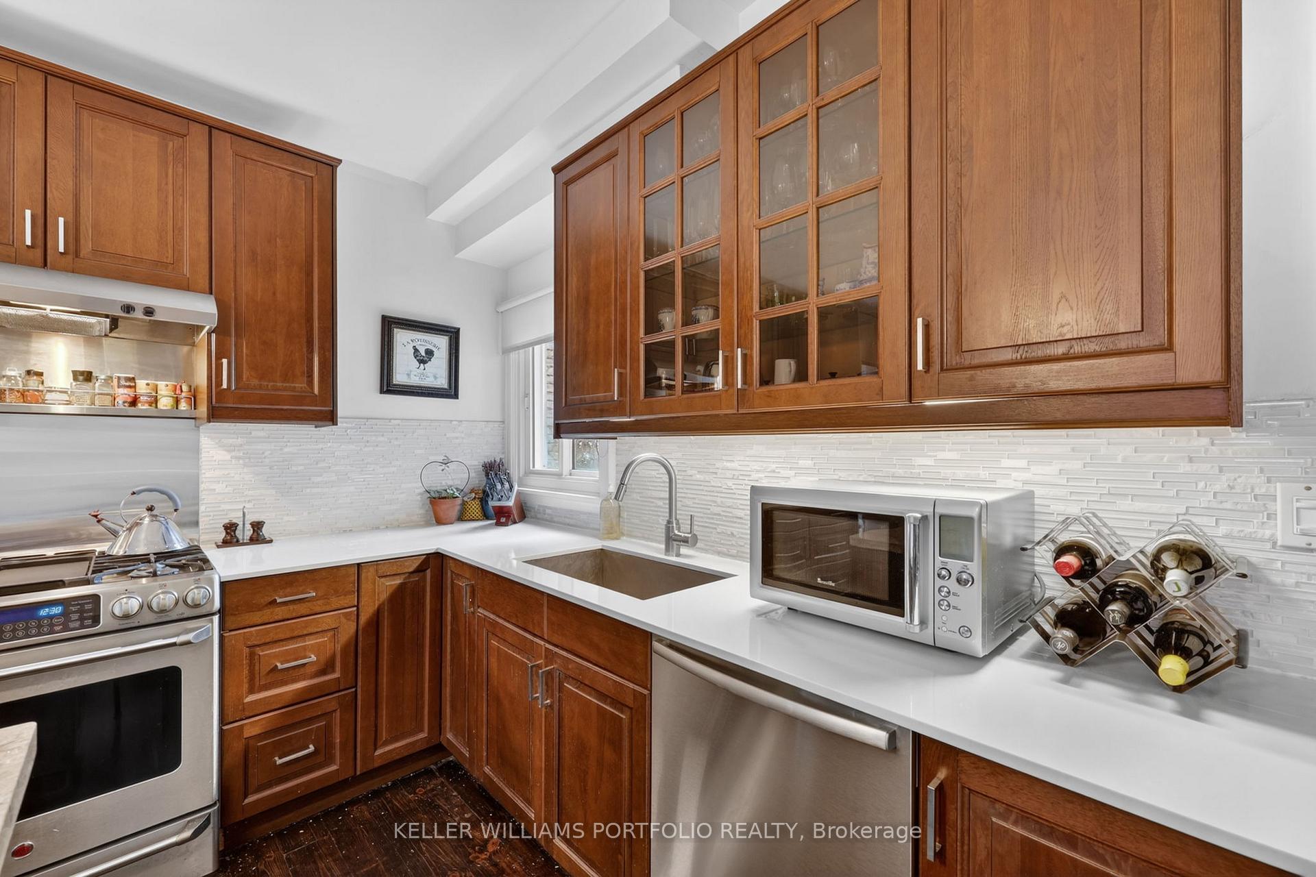 Photo 15 of 24 Bishop Street, Toronto, The Annex — HOMEH