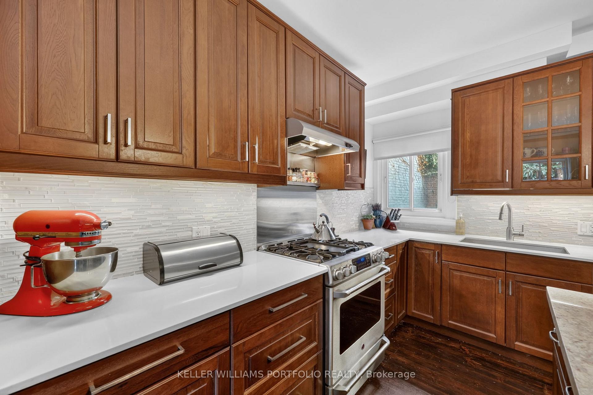 Photo 16 of 24 Bishop Street, Toronto, The Annex — HOMEH