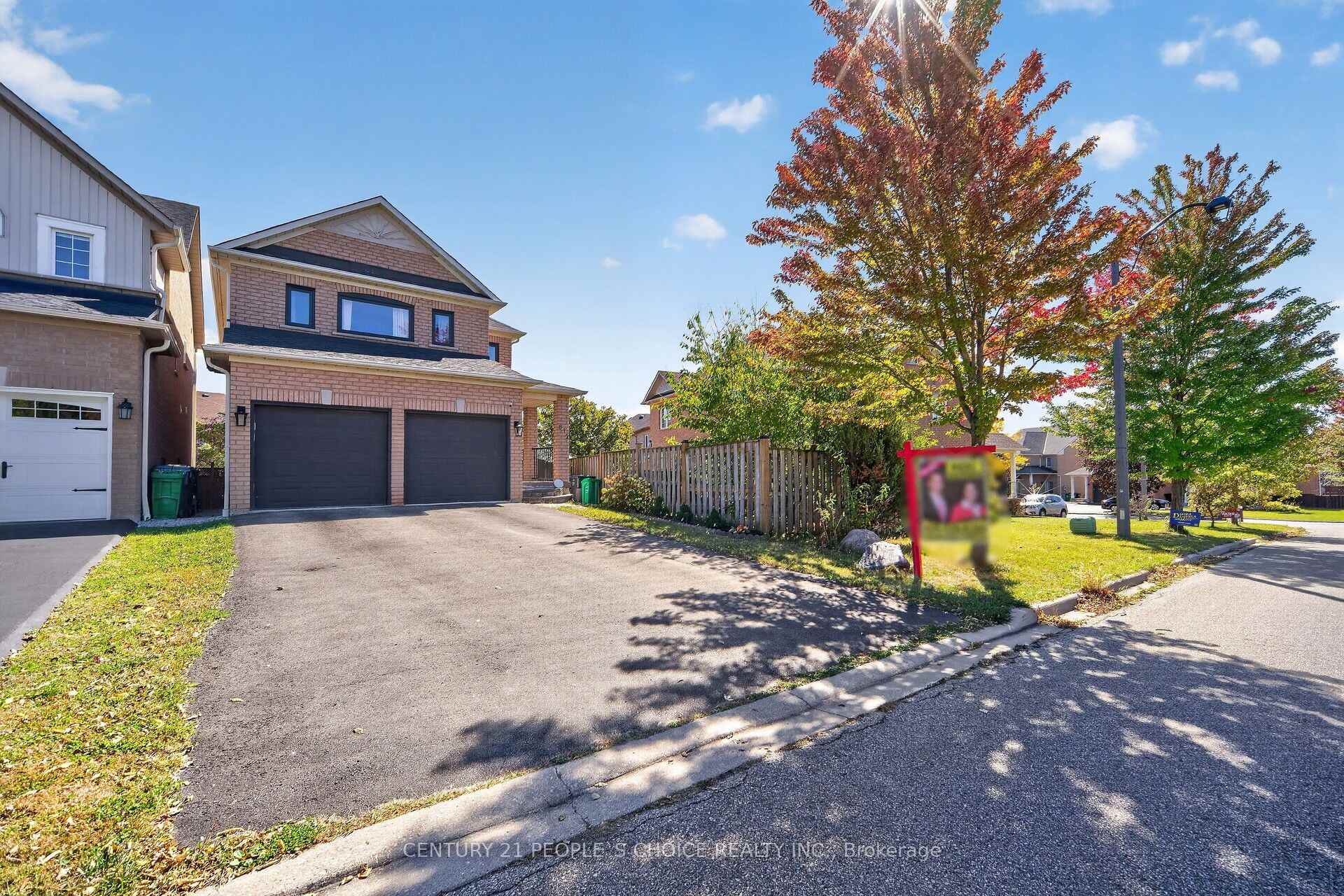 Photo 2 of 812 Knotty Pine Grove, Mississauga, Meadowvale Village — HOMEH
