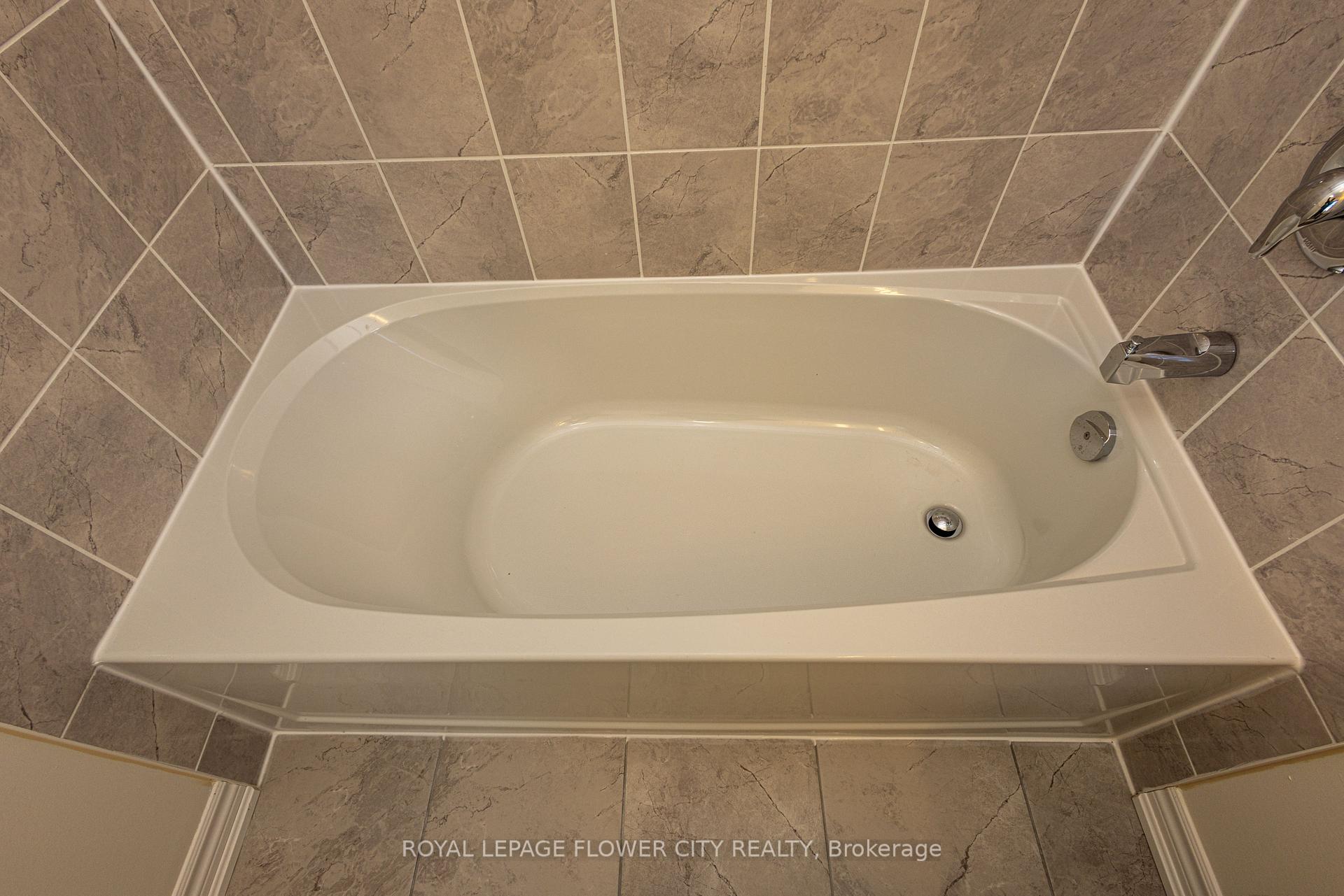 Photo 21 of 16 Ravenscraig Place, Innisfil, Cookstown — HOMEH
