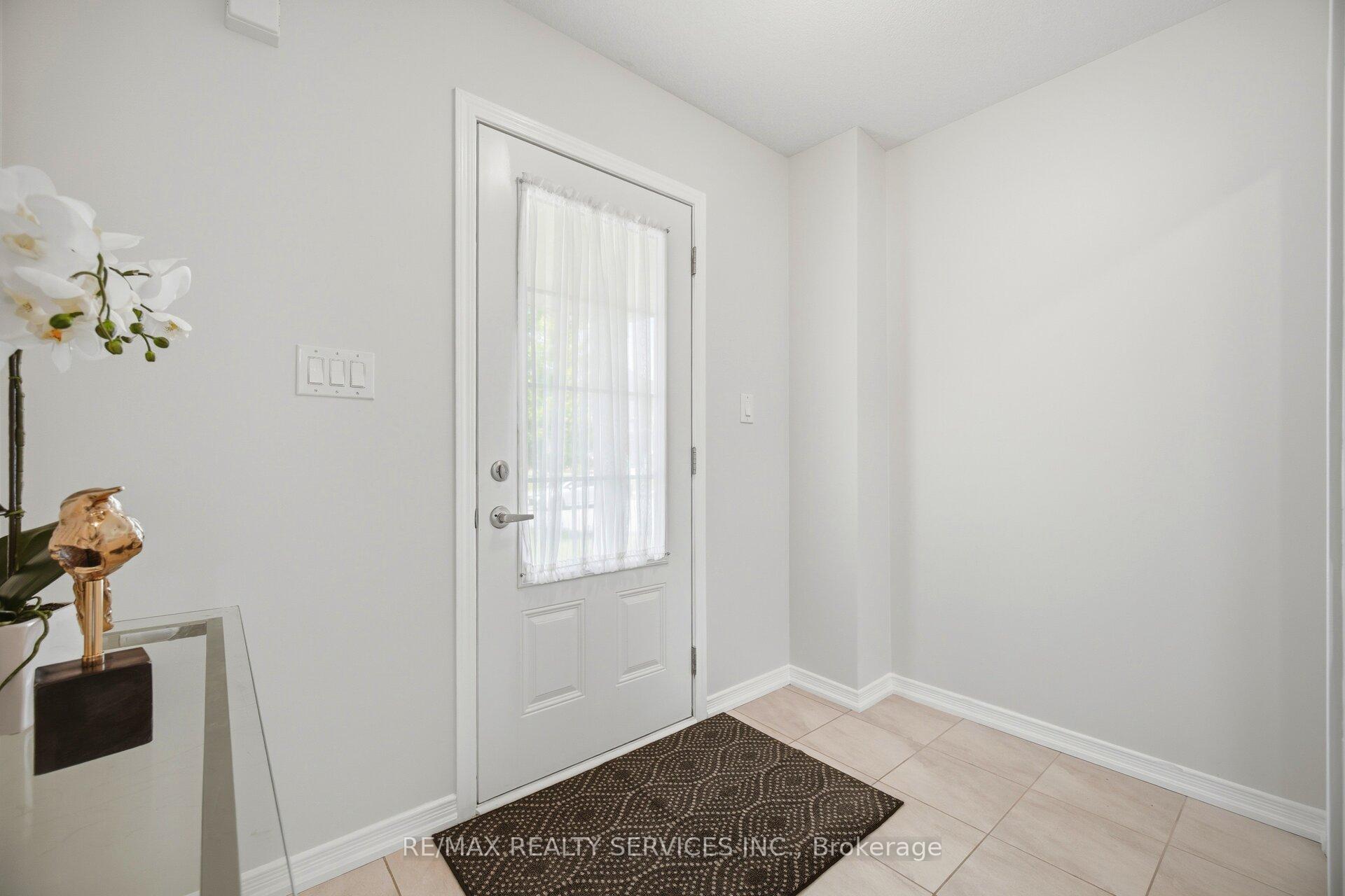 Photo 3 of 250 Esther Crescent, Thorold, Hurricane/Merrittville — HOMEH