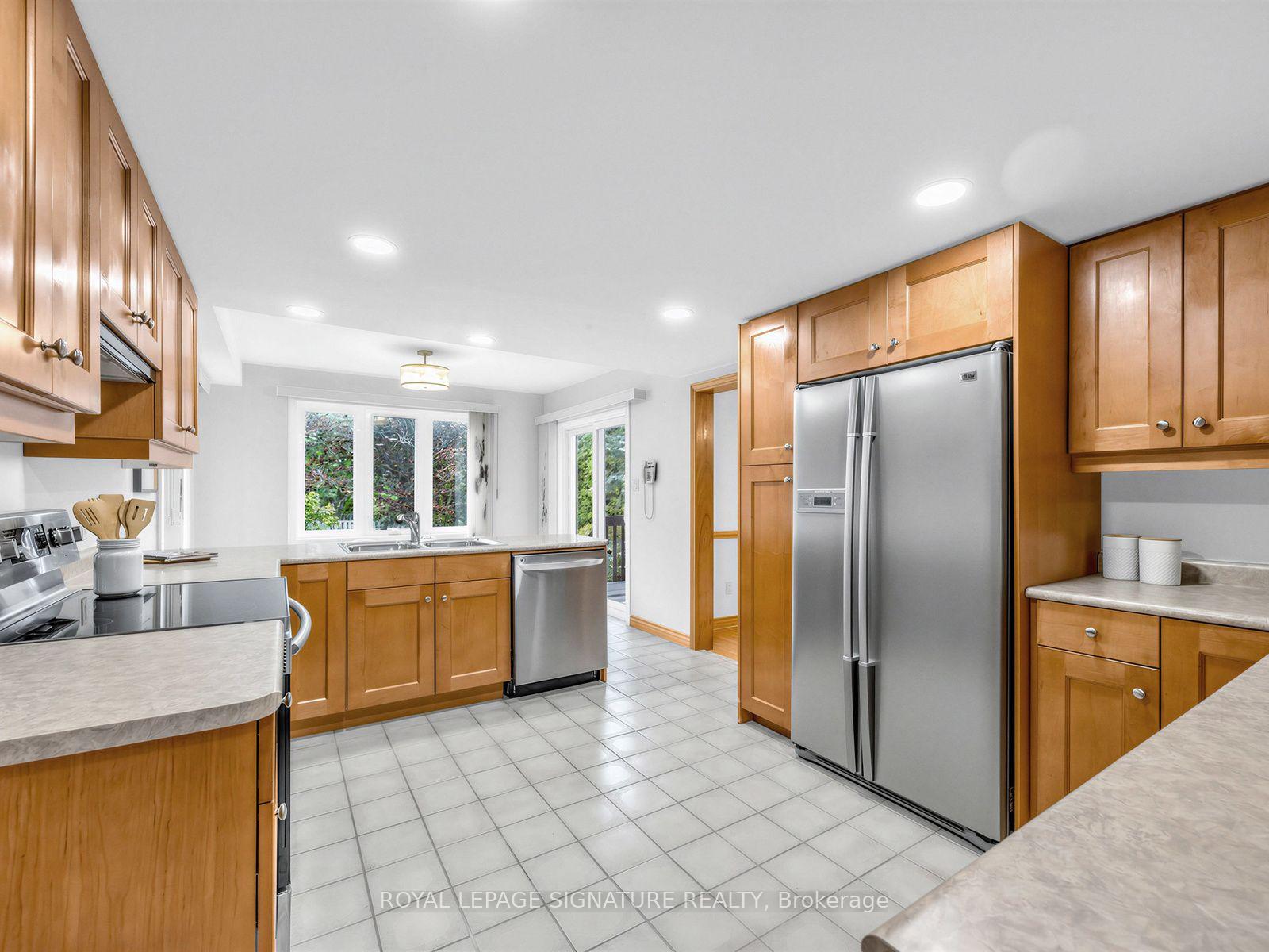 Photo 12 of 30 Invermarge Drive, Scarborough, Centennial Scarborough — HOMEH