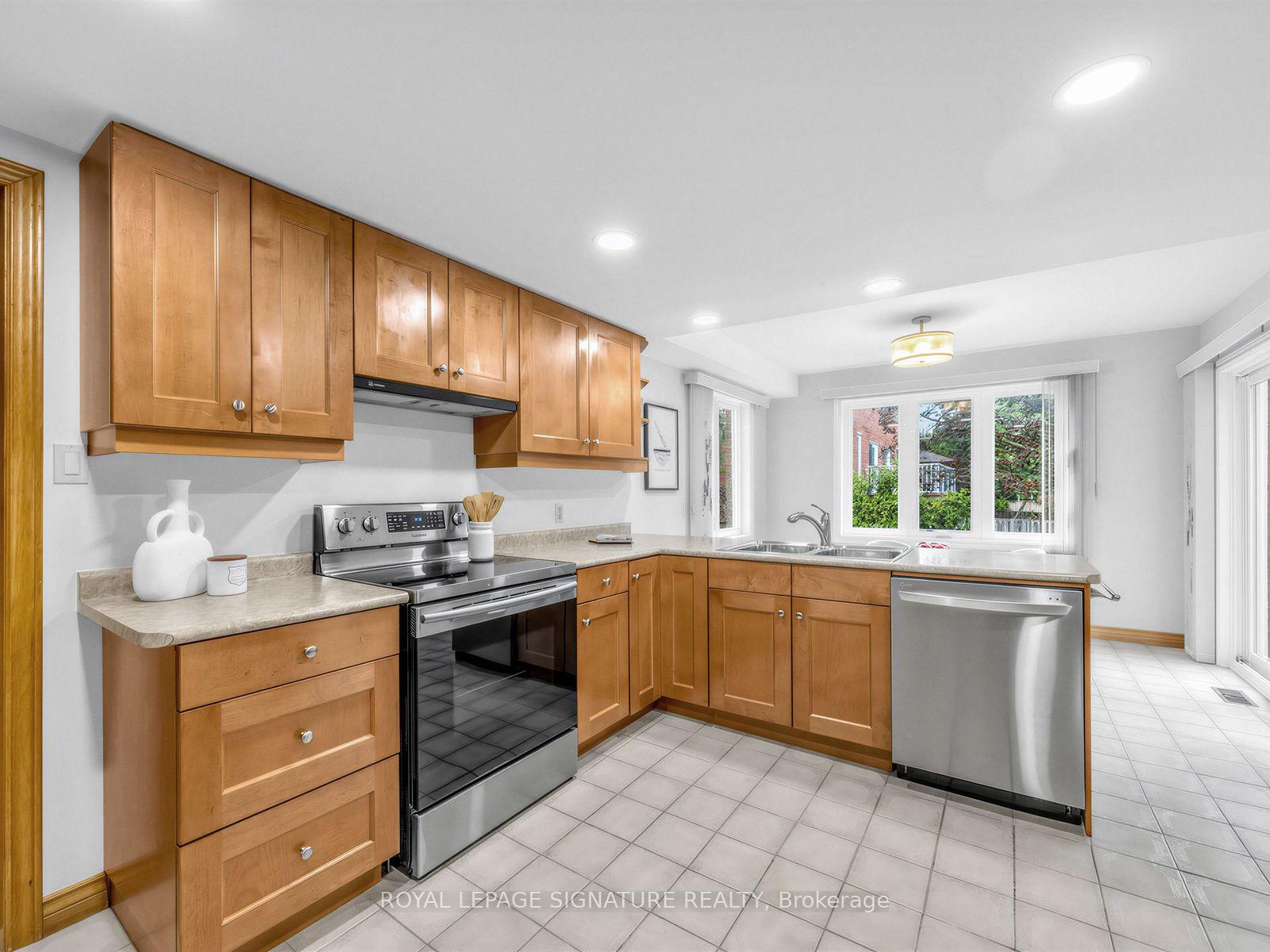 Photo 13 of 30 Invermarge Drive, Scarborough, Centennial Scarborough — HOMEH