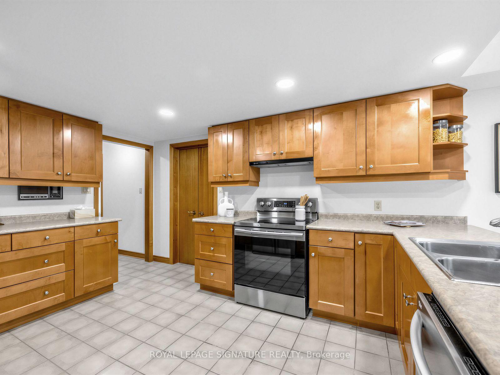 Photo 14 of 30 Invermarge Drive, Scarborough, Centennial Scarborough — HOMEH