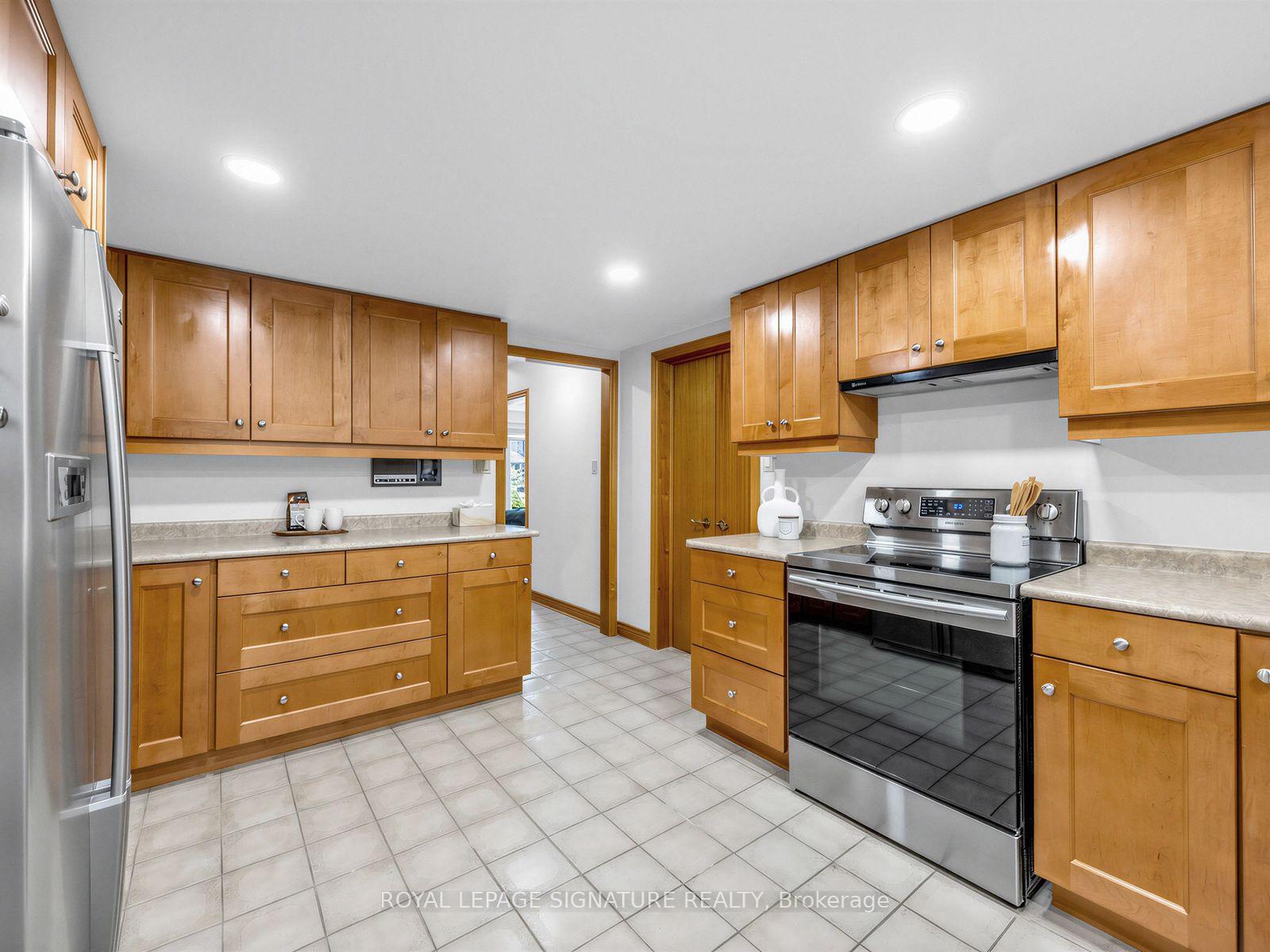 Photo 15 of 30 Invermarge Drive, Scarborough, Centennial Scarborough — HOMEH