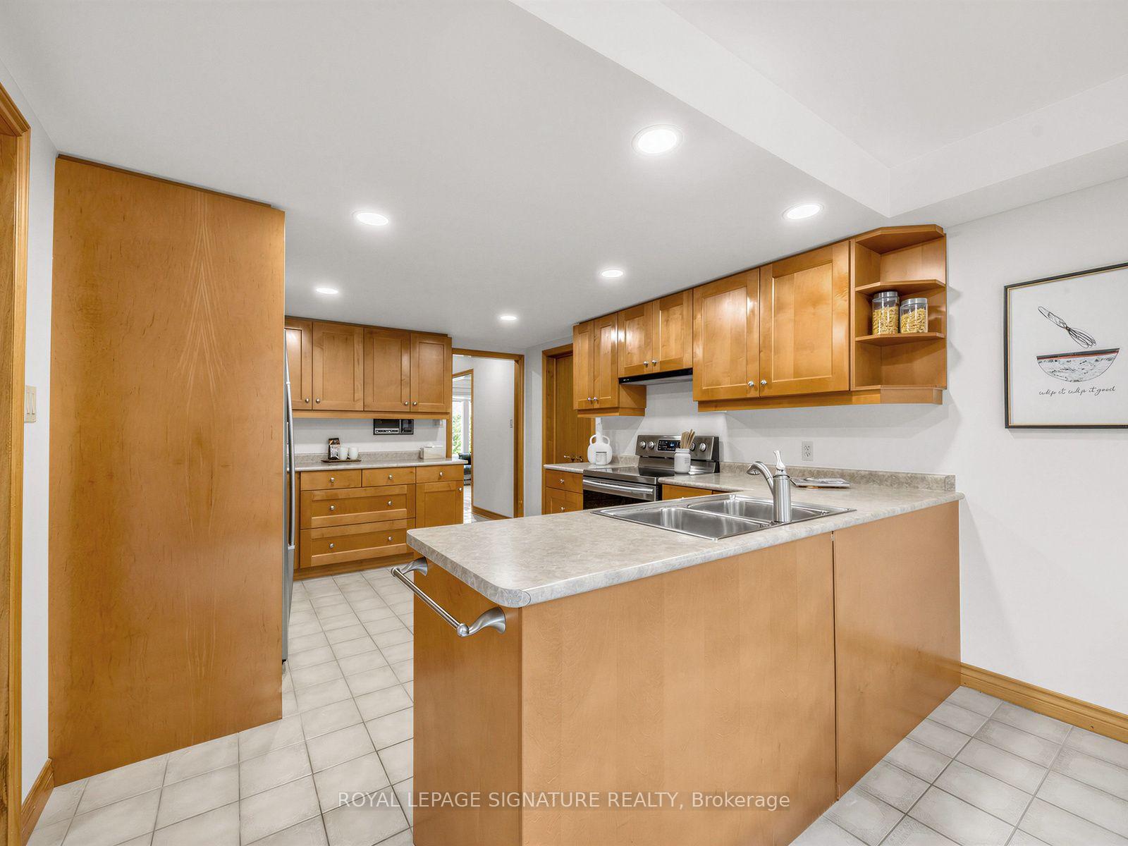 Photo 16 of 30 Invermarge Drive, Scarborough, Centennial Scarborough — HOMEH