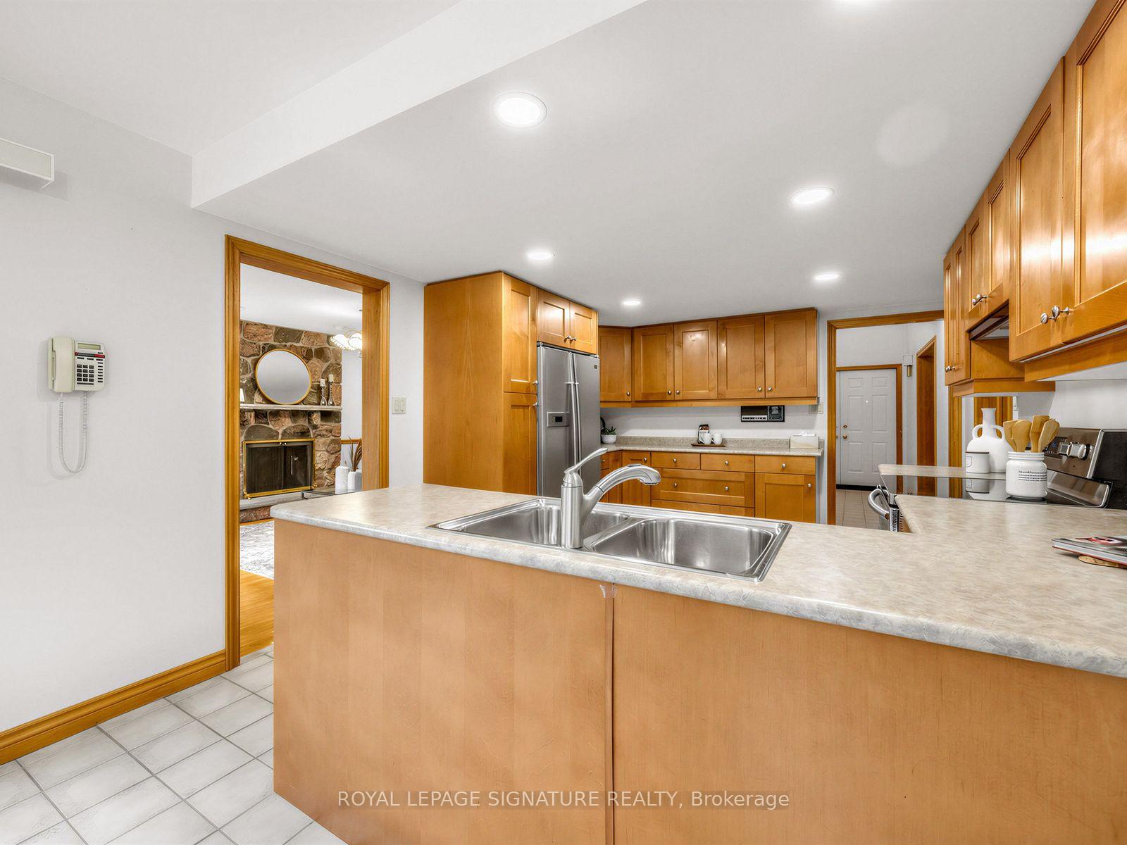 Photo 18 of 30 Invermarge Drive, Scarborough, Centennial Scarborough — HOMEH