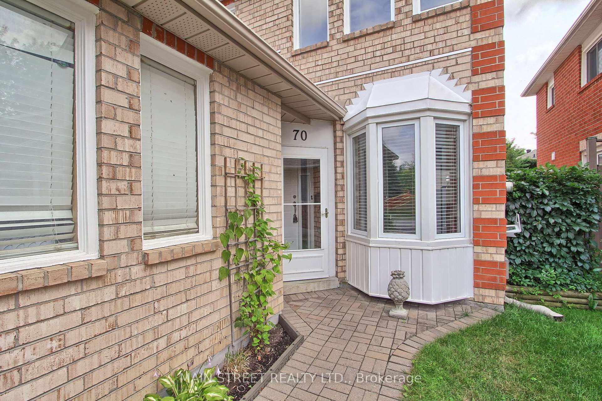 Photo 2 of 70 Dunsmore Crescent, Richmond Hill, Crosby — HOMEH