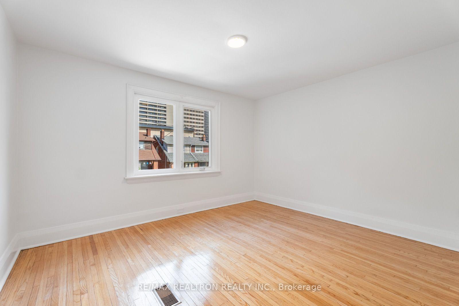 Photo 23 of 38 Henning Avenue, Toronto, Yonge-Eglinton — HOMEH