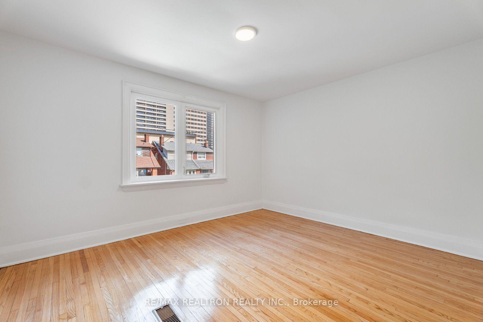 Photo 24 of 38 Henning Avenue, Toronto, Yonge-Eglinton — HOMEH