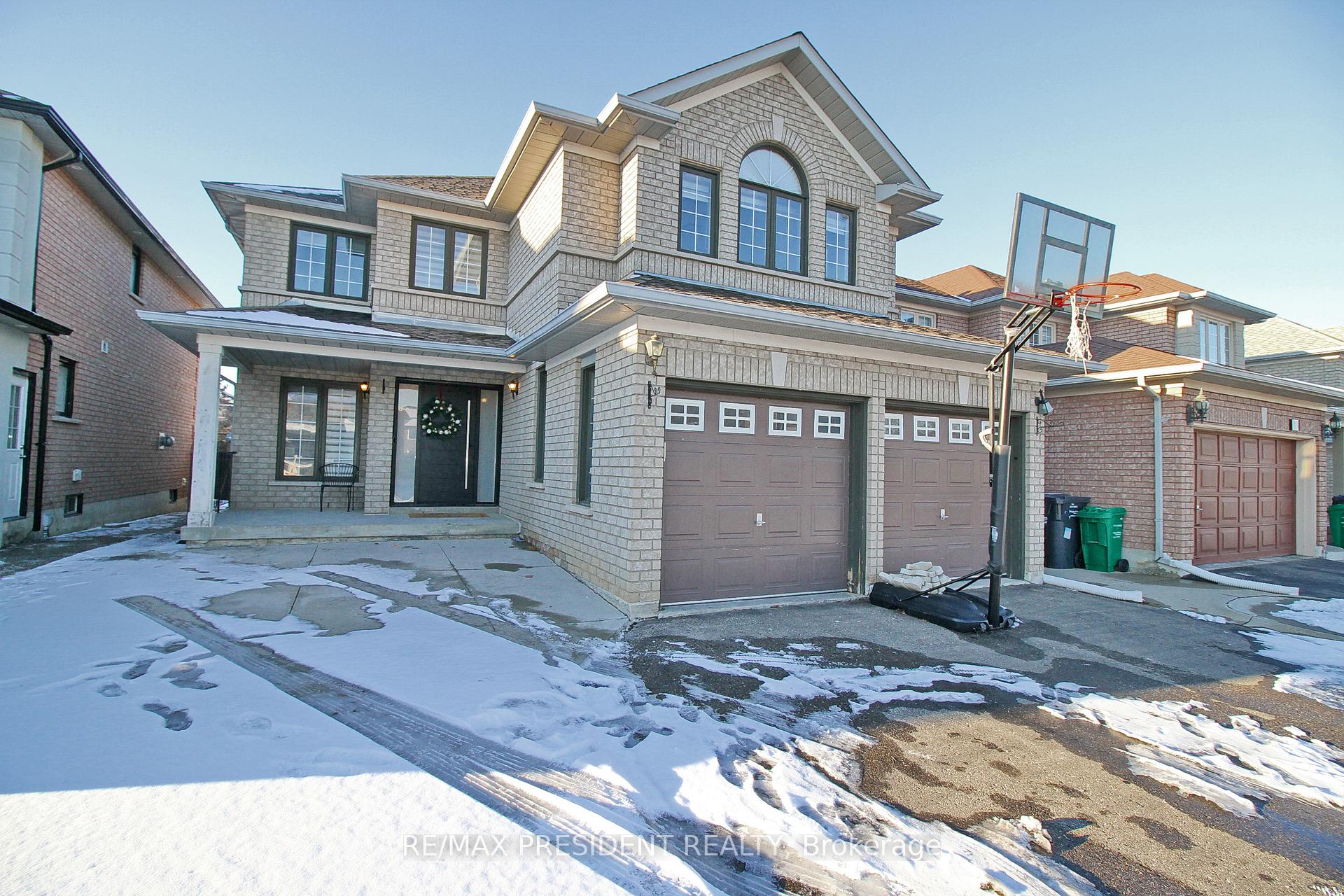 Photo 2 of 32 Deerglen Drive, Brampton, Sandringham-Wellington — HOMEH