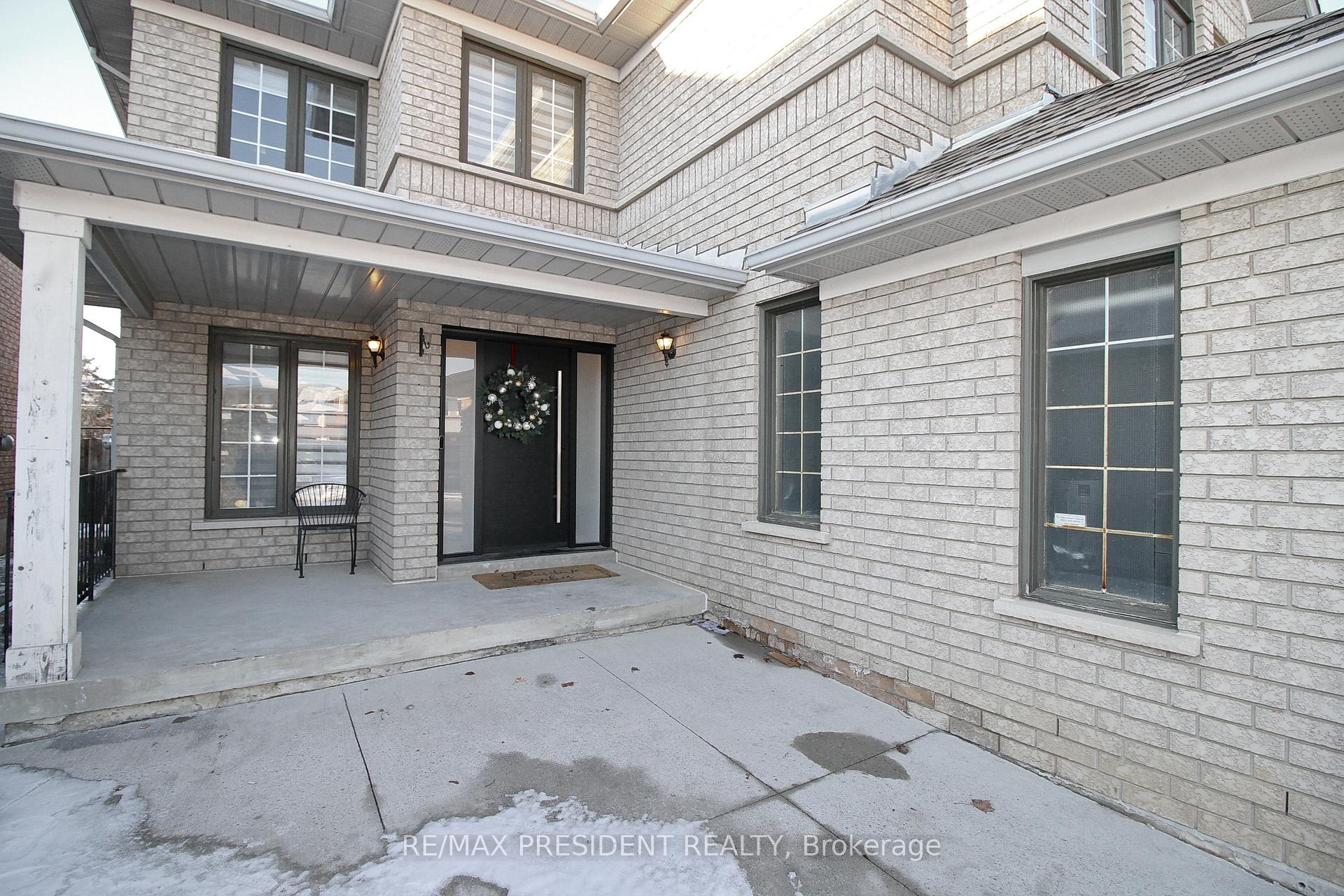 Photo 3 of 32 Deerglen Drive, Brampton, Sandringham-Wellington — HOMEH