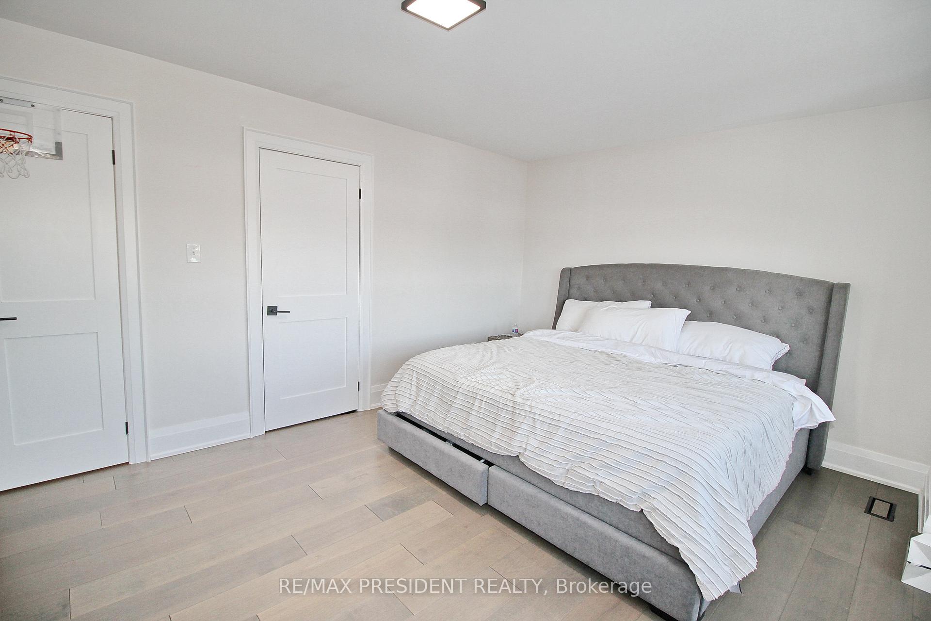 Photo 23 of 32 Deerglen Drive, Brampton, Sandringham-Wellington — HOMEH