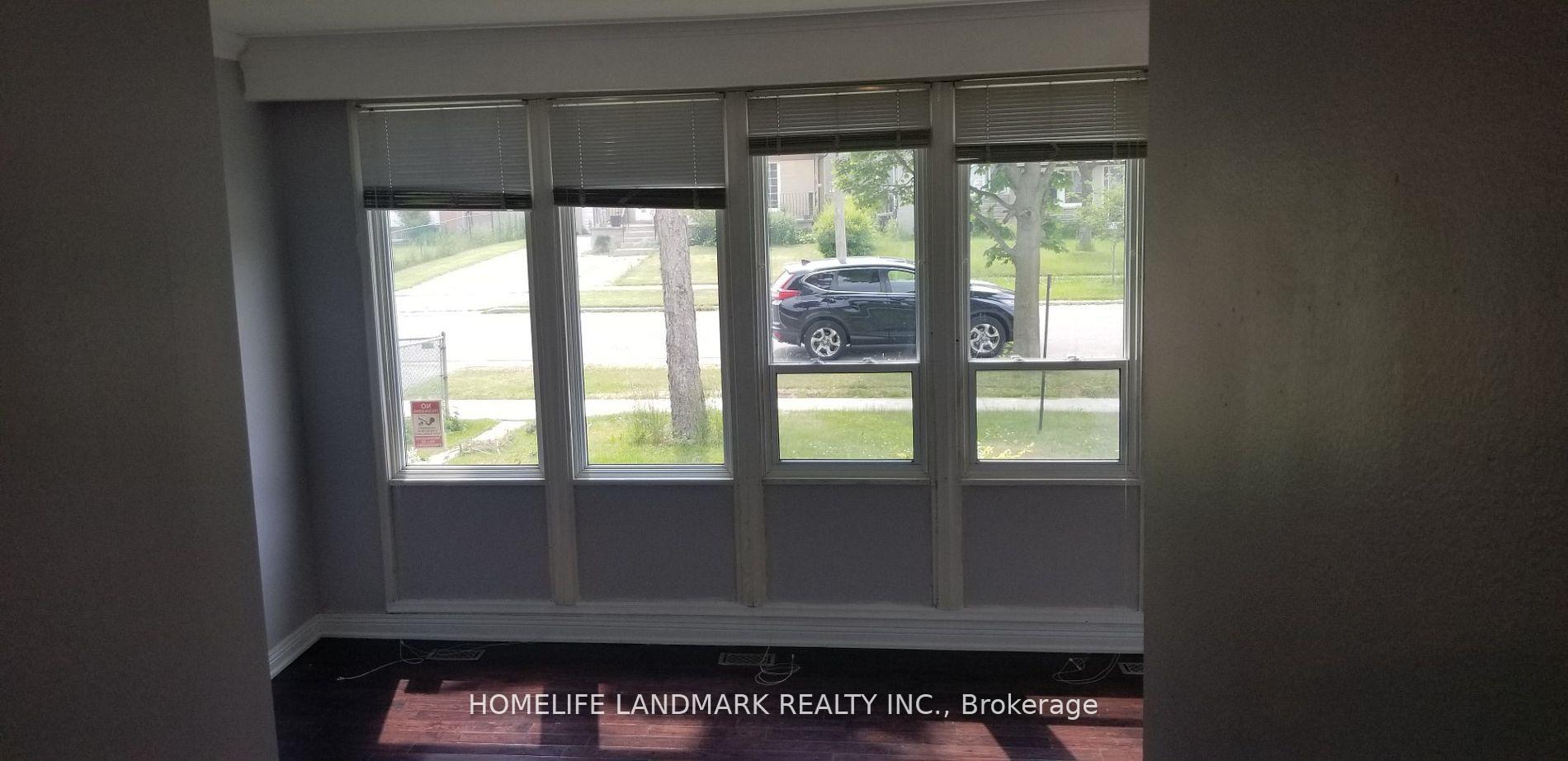 Photo 9 of 128 Lord Roberts Drive, Scarborough, Eglinton East — HOMEH
