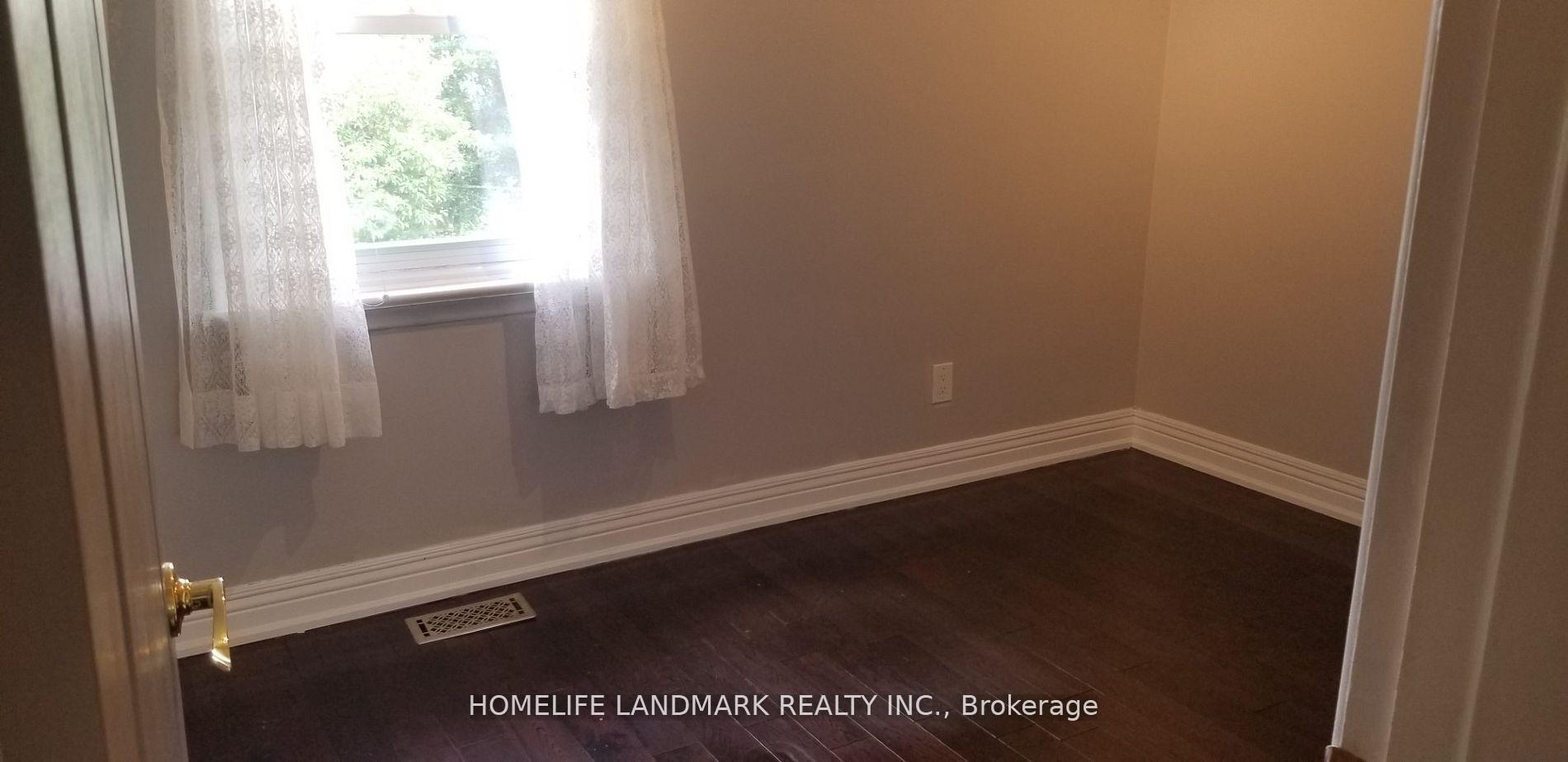 Photo 16 of 128 Lord Roberts Drive, Scarborough, Eglinton East — HOMEH
