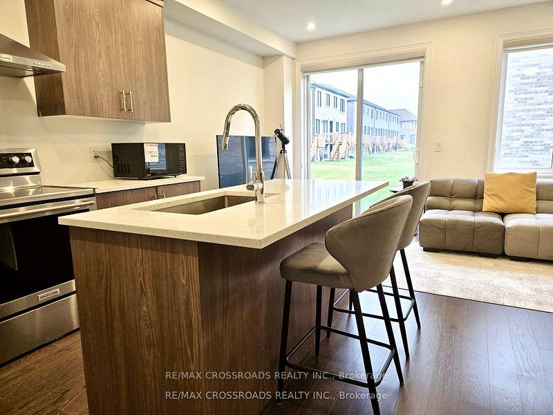 Photo 4 of 12 Schmeltzer Crescent, Richmond Hill, Rural Richmond Hill — HOMEH
