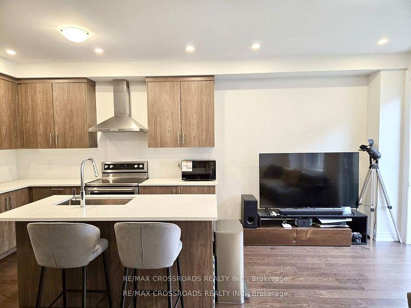 Photo 5 of 12 Schmeltzer Crescent, Richmond Hill, Rural Richmond Hill — HOMEH