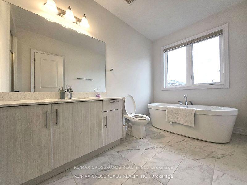 Photo 13 of 12 Schmeltzer Crescent, Richmond Hill, Rural Richmond Hill — HOMEH