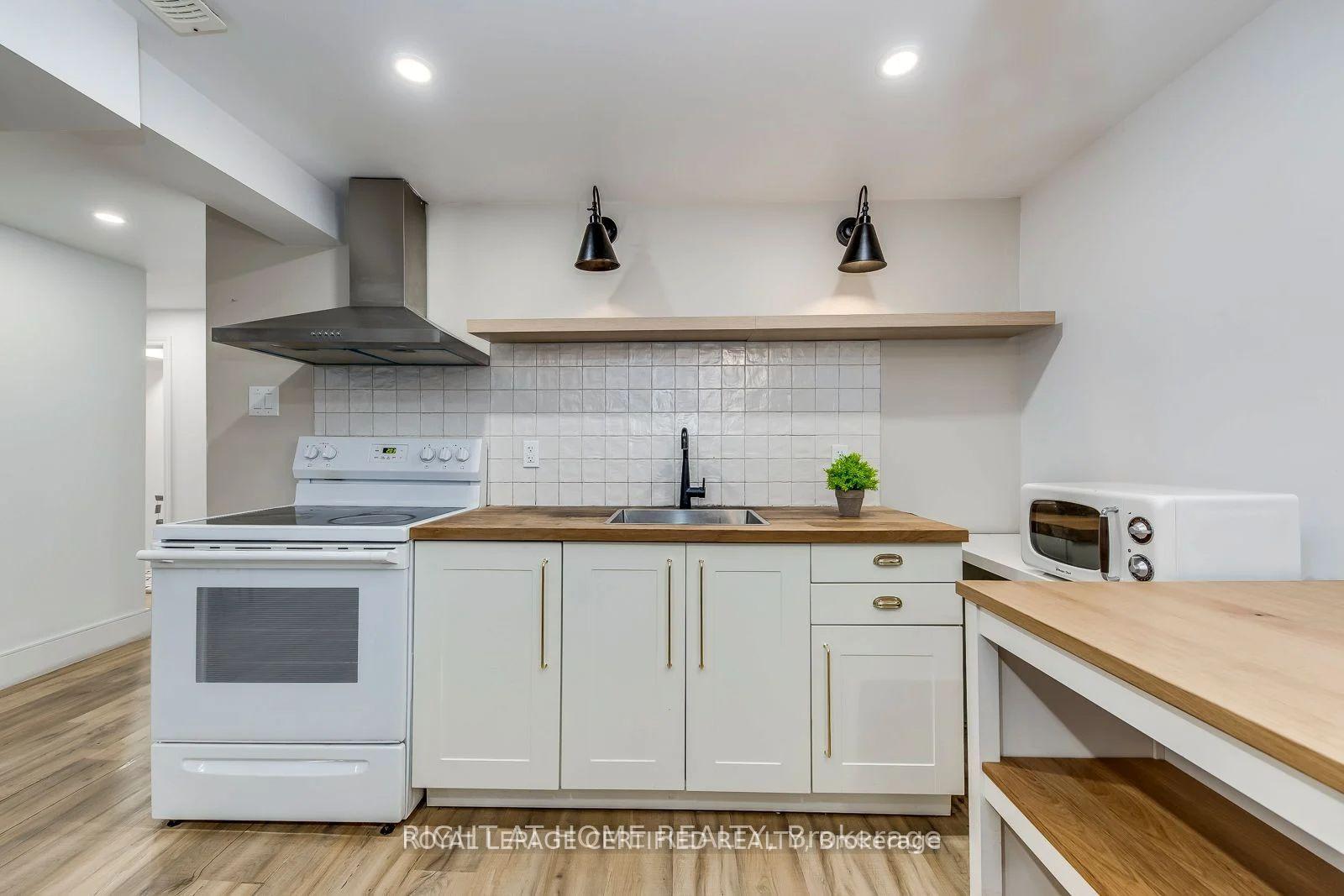 Photo 8 of Unit Bsmt, 4230 Credit Pointe Drive, Mississauga, East Credit — HOMEH