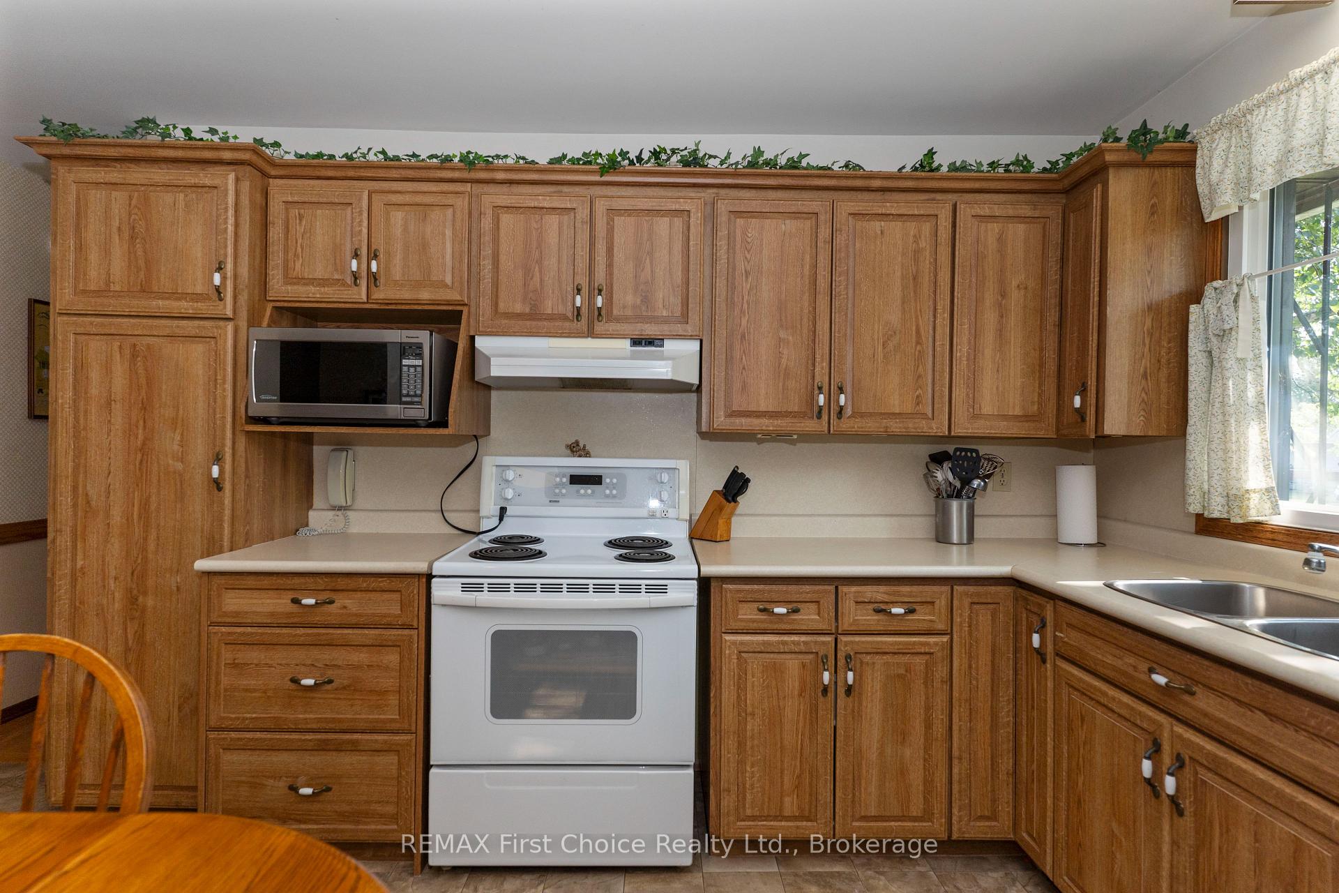 Photo 3 of 160 Whalen Street, Thunder Bay, Grandview — HOMEH