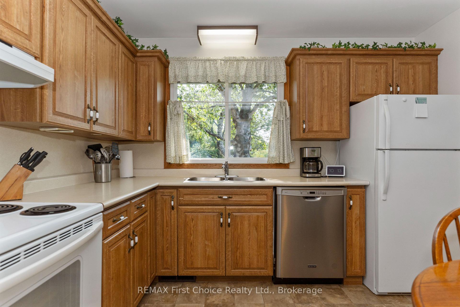 Photo 5 of 160 Whalen Street, Thunder Bay, Grandview — HOMEH