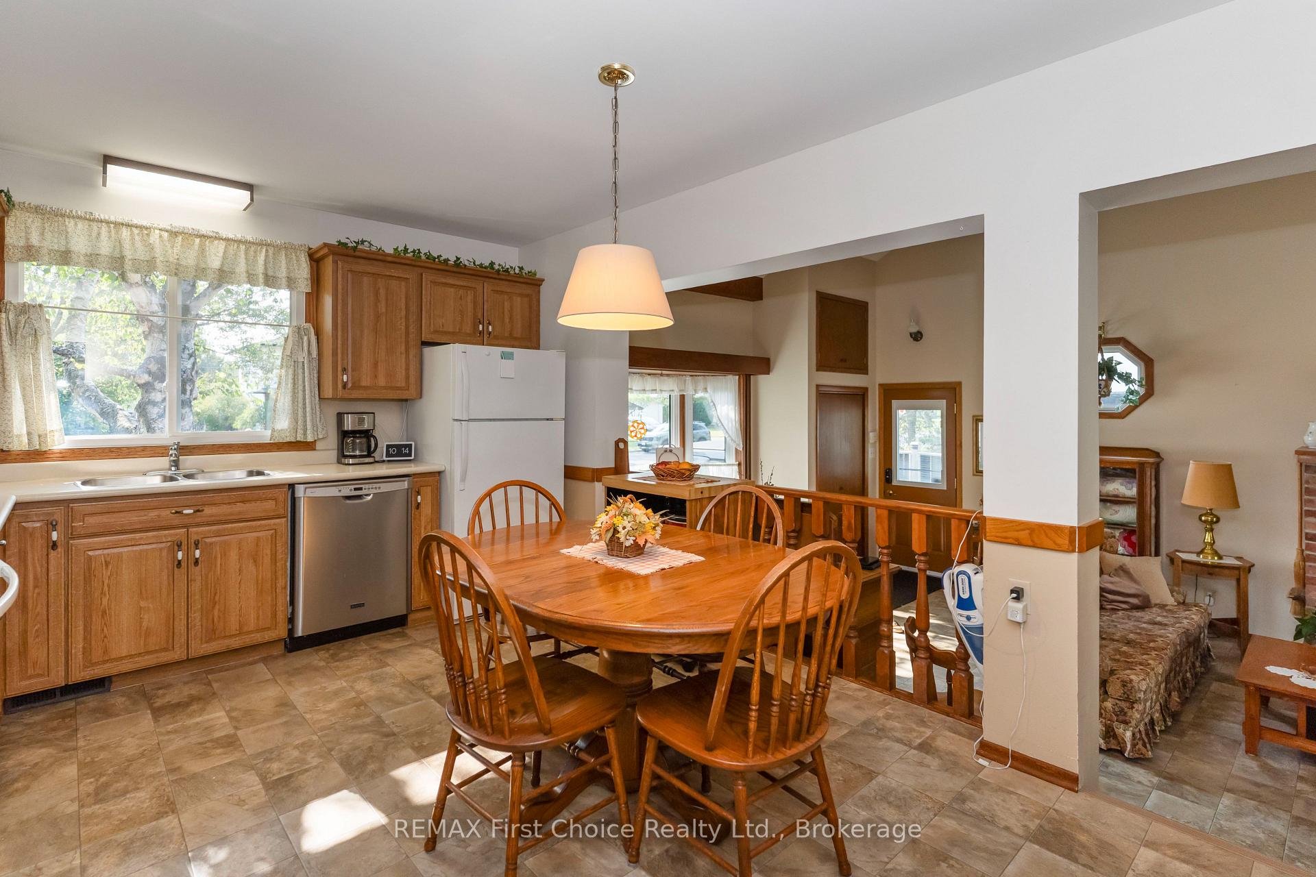 Photo 8 of 160 Whalen Street, Thunder Bay, Grandview — HOMEH