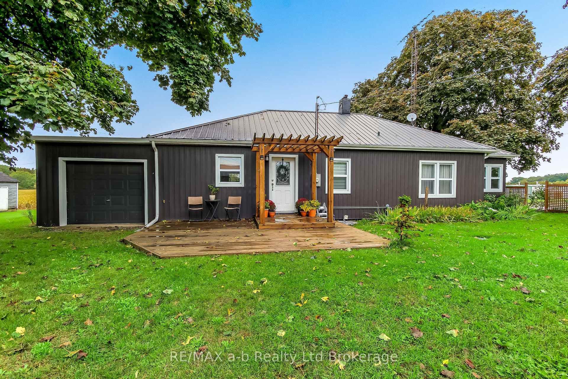 Photo of 2237 Pinegrove Road