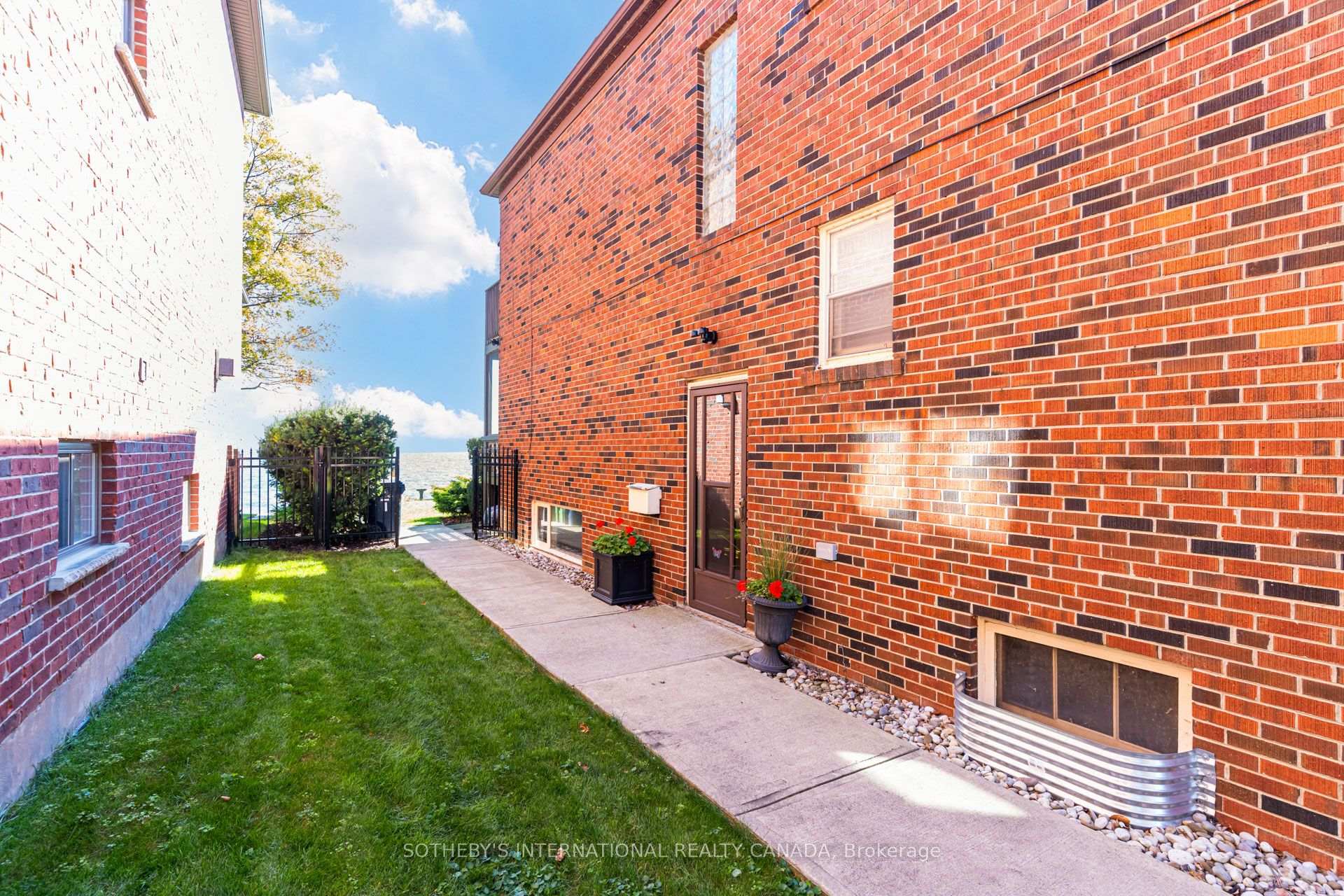 Photo 5 of 407 Lake Promenade, Etobicoke, Long Branch — HOMEH
