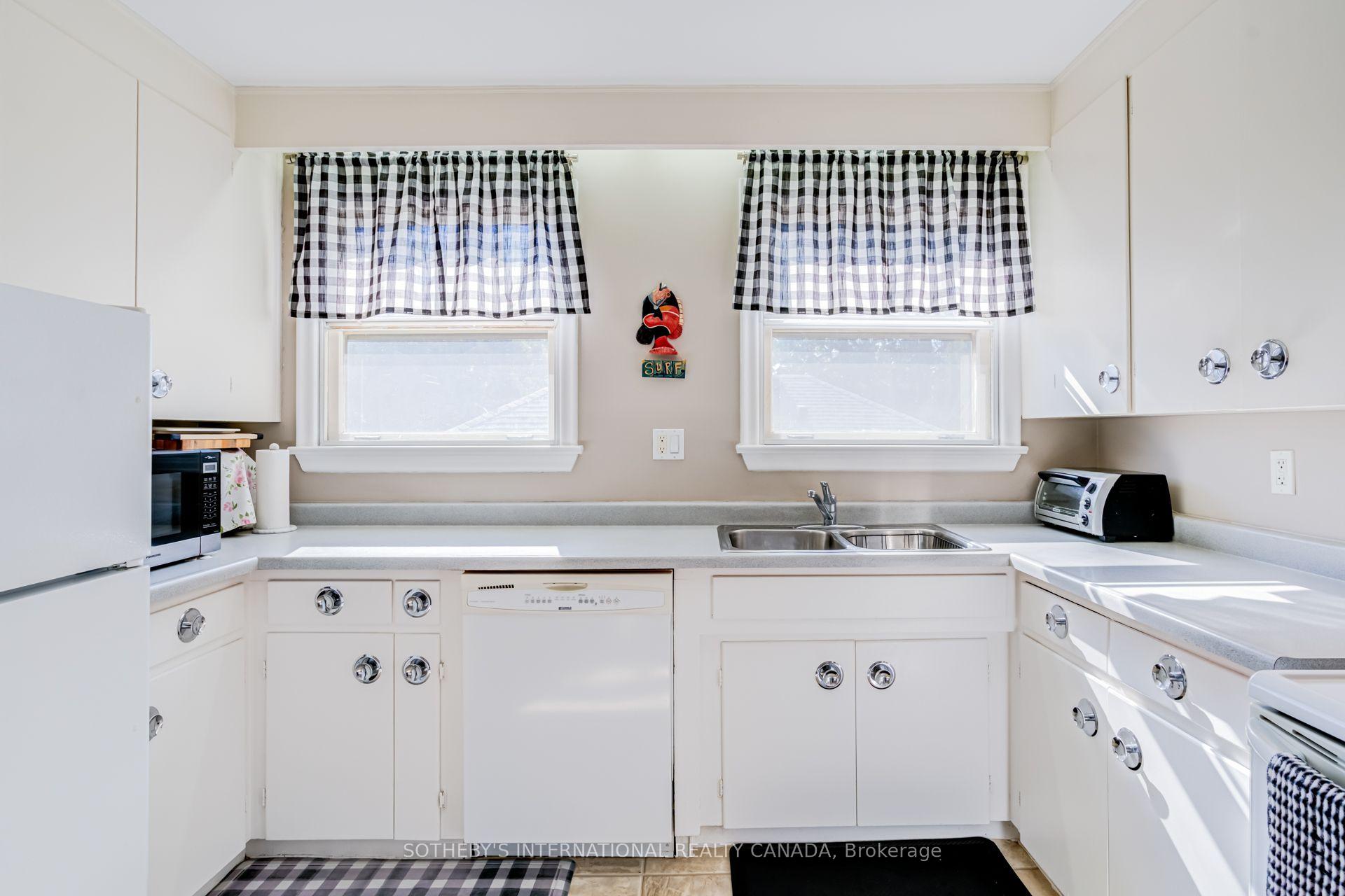 Photo 13 of 407 Lake Promenade, Etobicoke, Long Branch — HOMEH